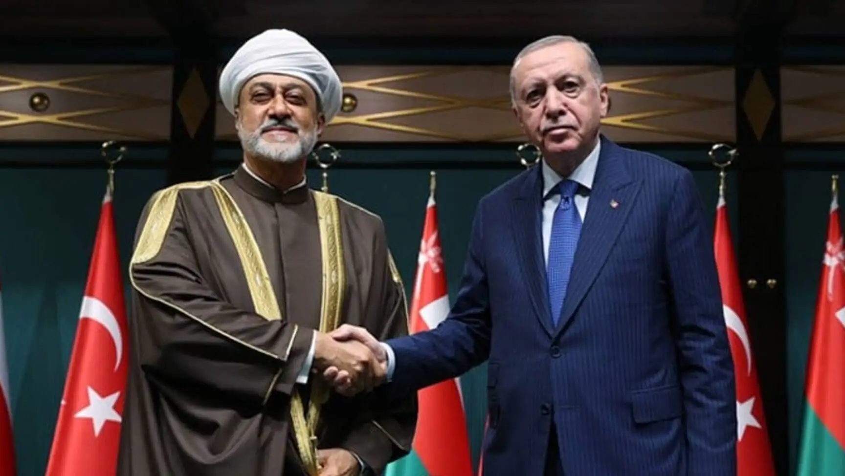 Cumhurbaşkanı Erdoğan ve Umman Sultanı Heysem bin Tarık el sıkışıyor.