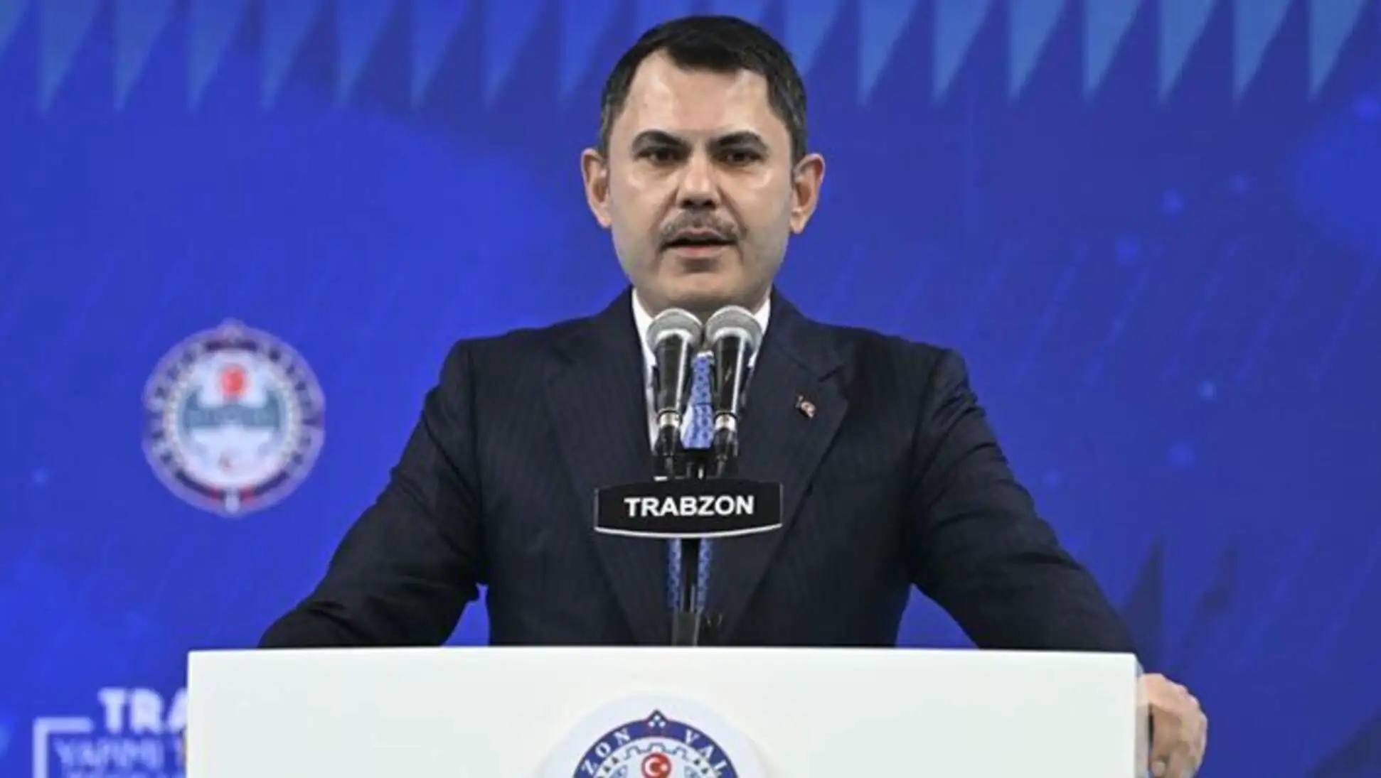 Bakan Kurum, sosyal konut projesi hakkında bilgi veriyor. Bakan Kurum, sosyal konut projesi hakkında bilgi veriyor.