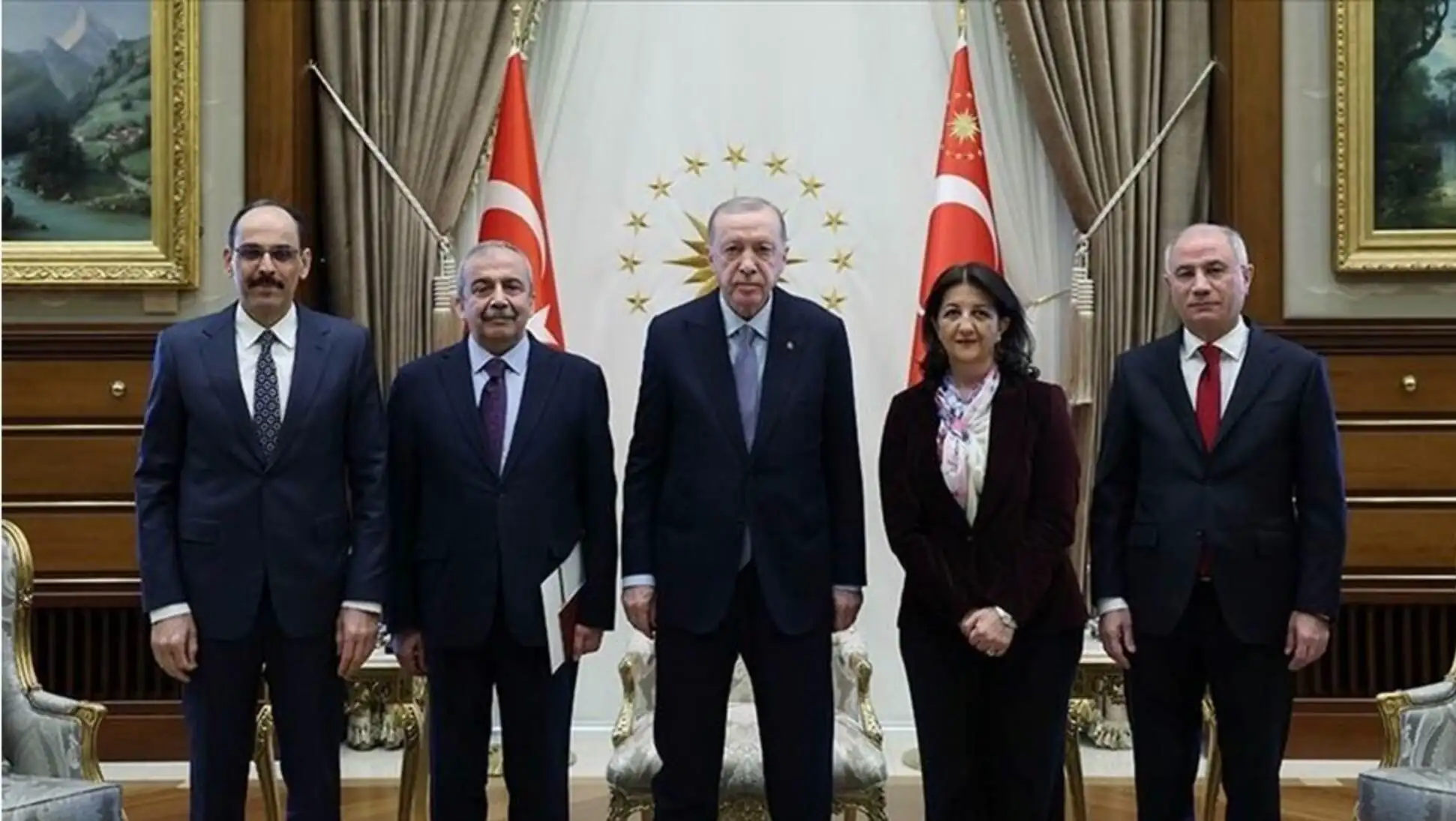 İmralı heyeti, Cumhurbaşkanı Erdoğan ile görüşmek üzere toplandı. İmralı heyeti, Cumhurbaşkanı Erdoğan ile görüşmek üzere toplandı.