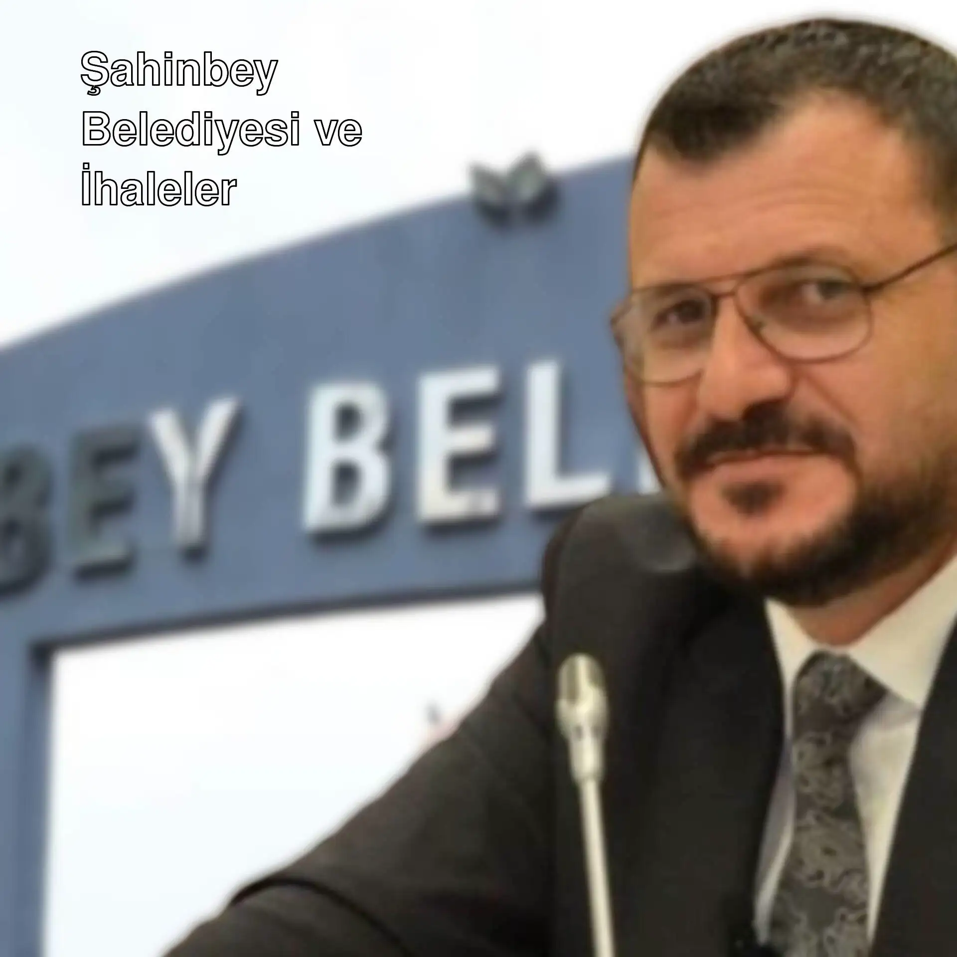 Bir adam takım elbise giymiş.