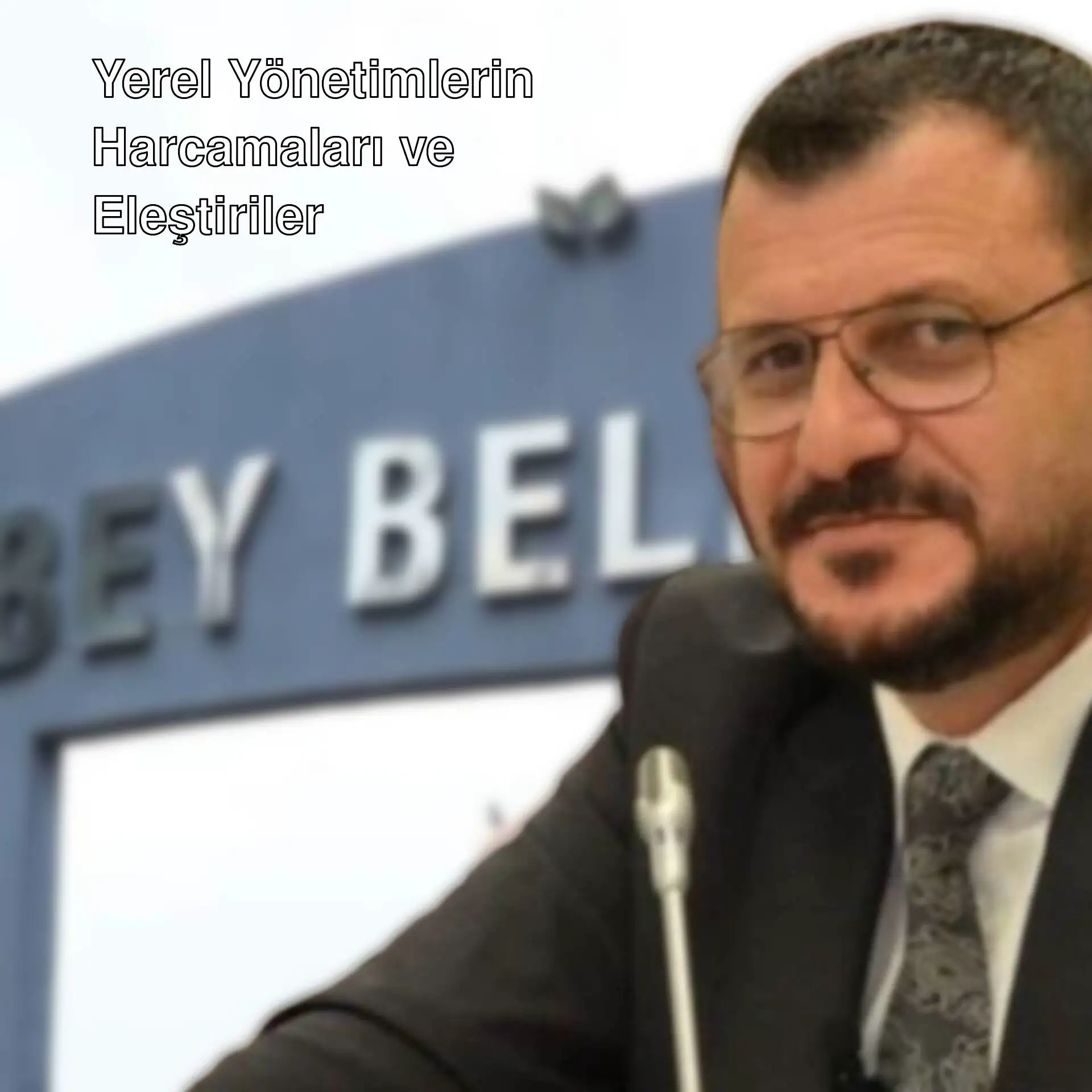 Bir adam takım elbise giymiş.