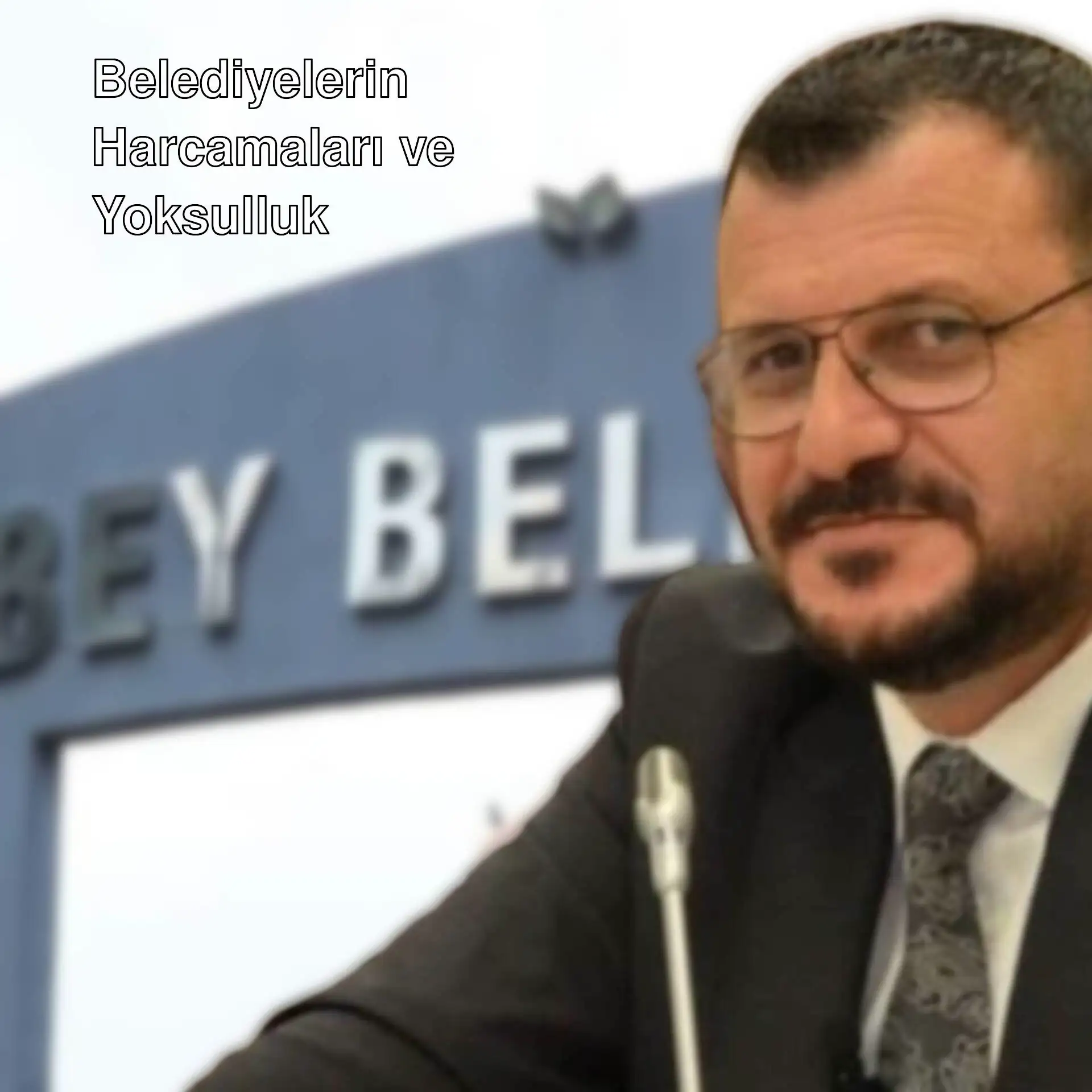 Bir adam takım elbise giymiş ve kravat takmış.