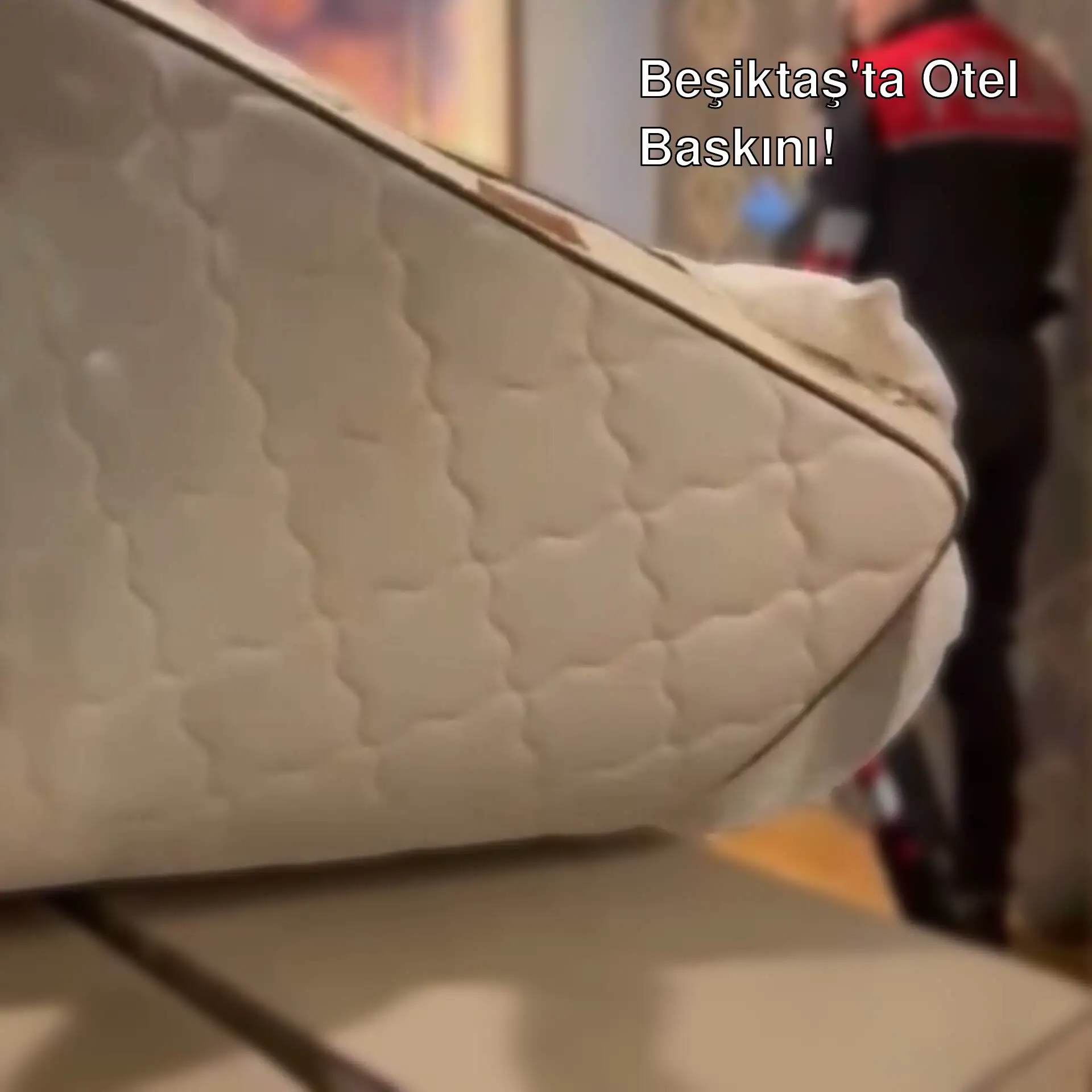 Otel odasında yapılan baskında ele geçirilen silahlar.