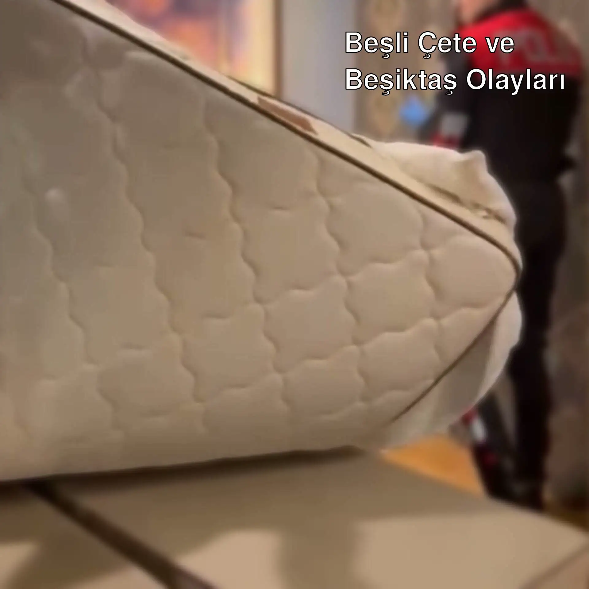 Otel odasında yapılan baskında bulunan silahlar.