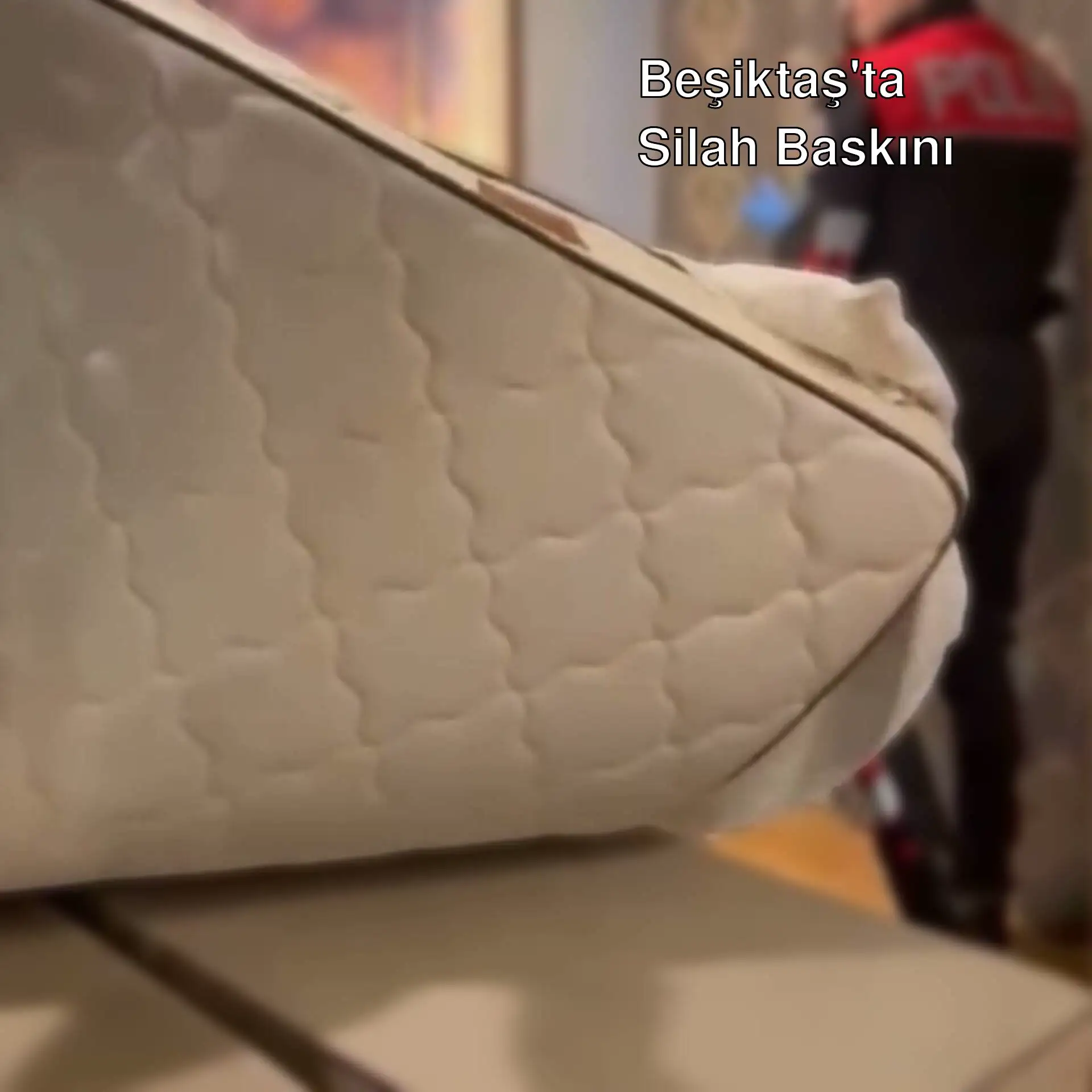 Otel odasında yapılan baskında ele geçirilen silahlar.