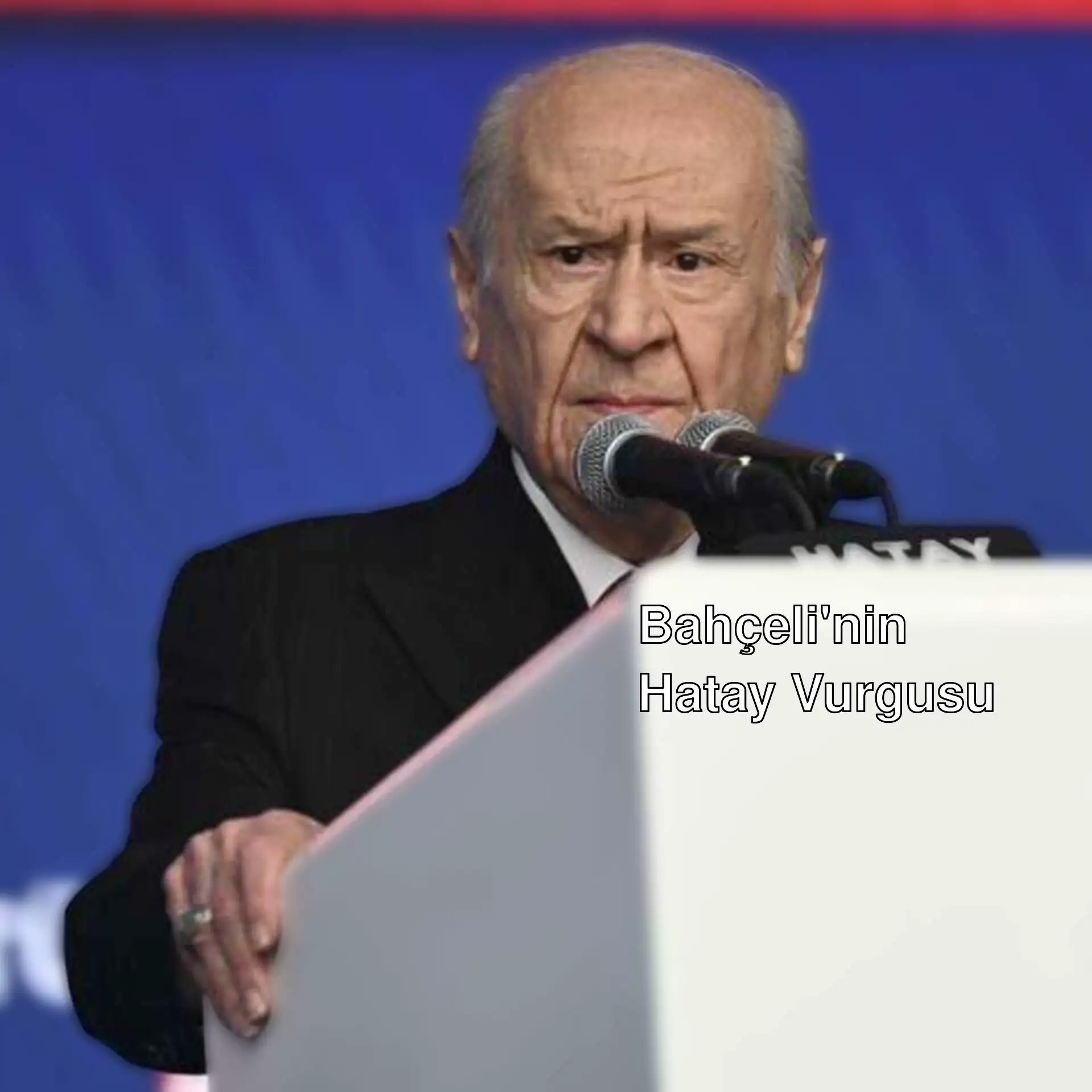 Devlet Bahçeli mikrofonla konuşuyor.