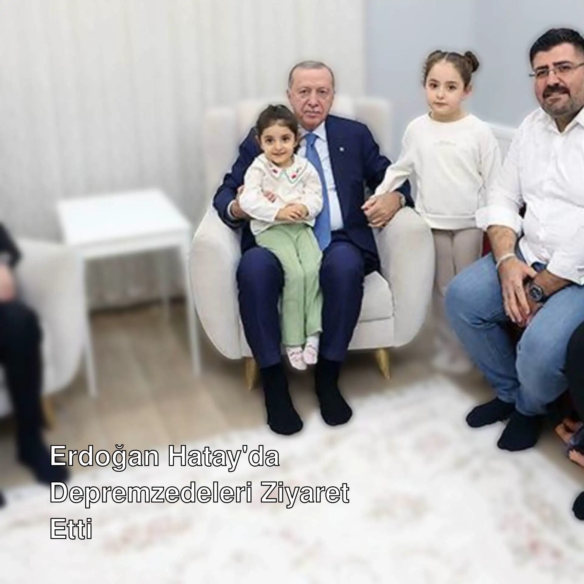 Cumhurbaşkanı Erdoğan, Hatay'da depremzede aileyi ziyaret etti. Cumhurbaşkanı Erdoğan, Hatay'da depremzede aileyi ziyaret etti.