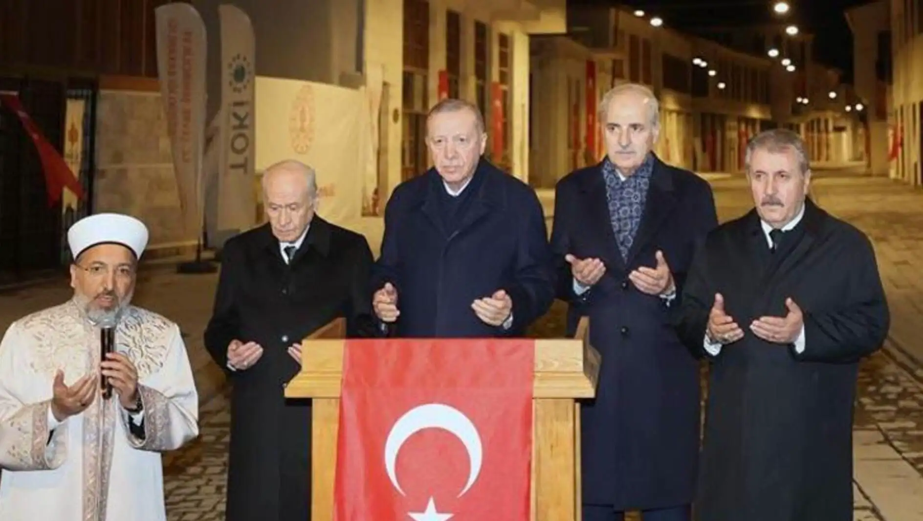 Cumhurbaşkanı Erdoğan, Hatay'da depremzede aileyi ziyaret etti.