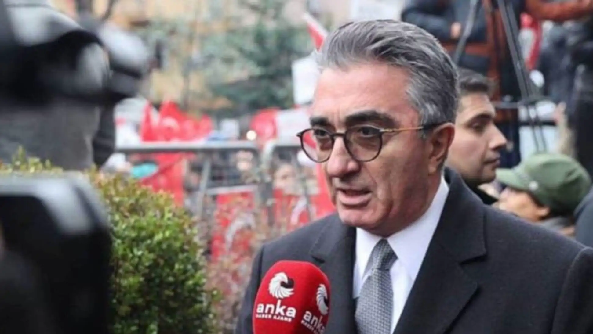 Hasan Mutlu speaking into a microphone.