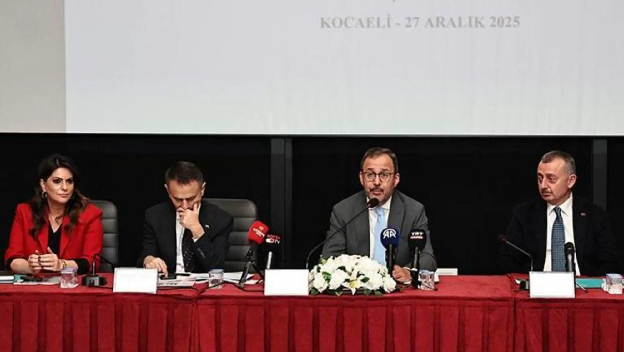 İki adam masada mikrofonlarla oturuyor. İki adam masada mikrofonlarla oturuyor.