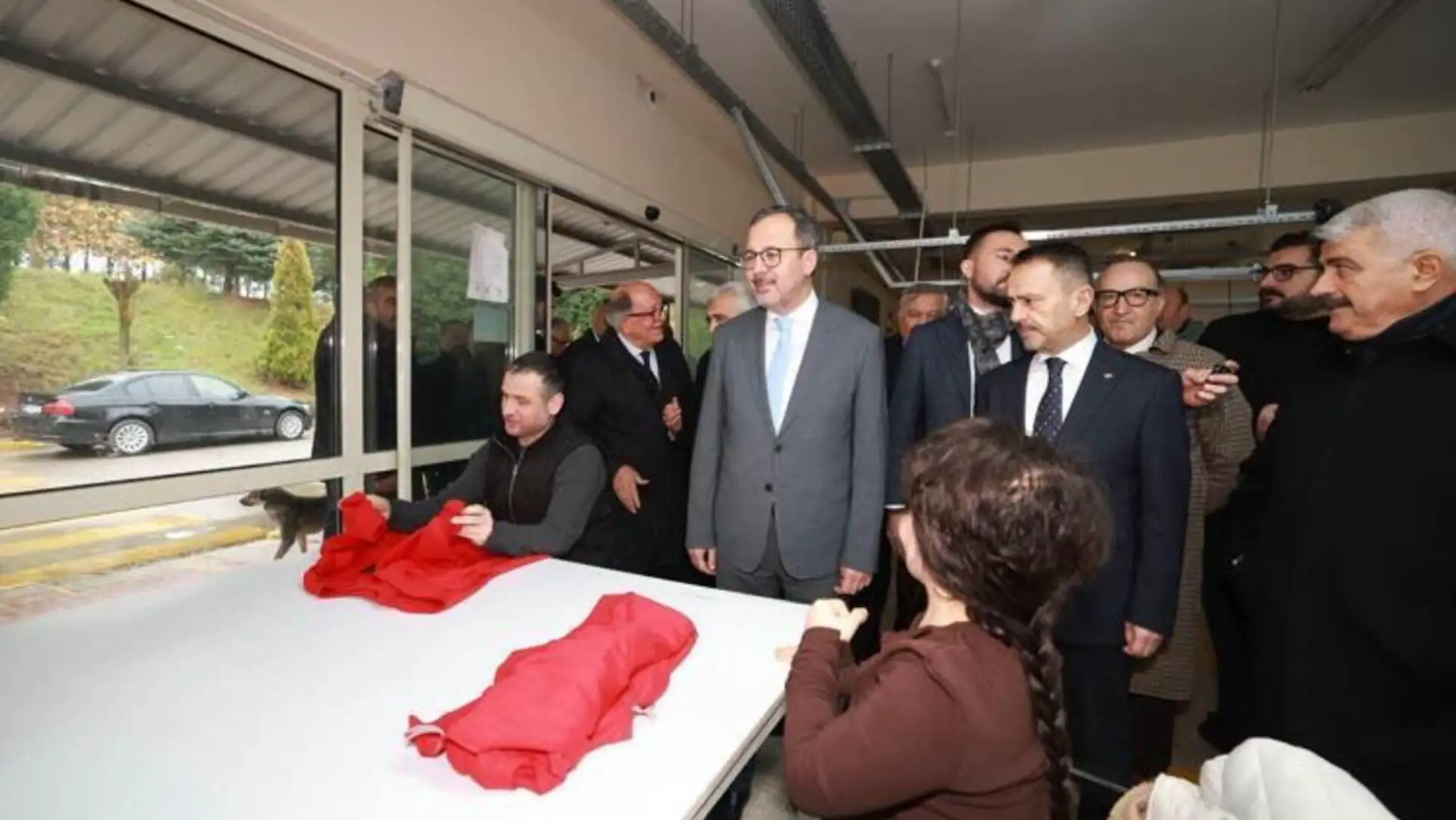 Bir grup insan masanın etrafında duruyor. Bir grup insan masanın etrafında duruyor.