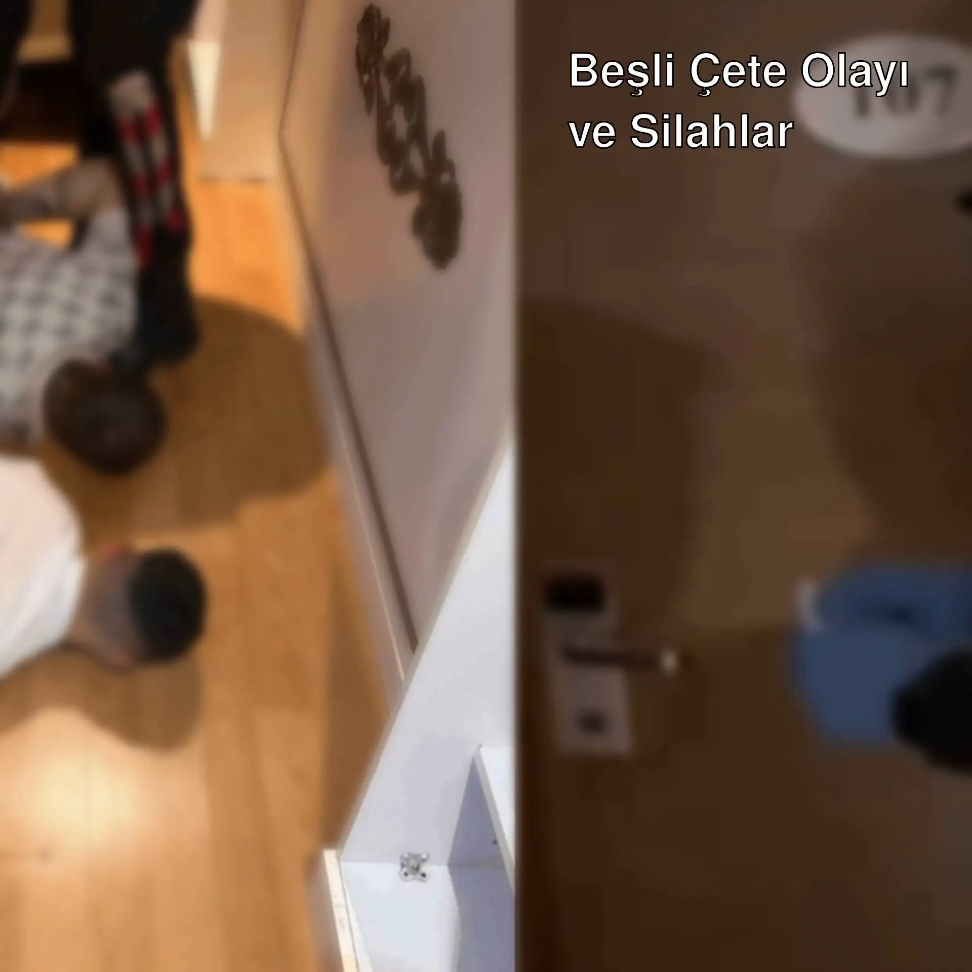 Otel odasında bulunan bir adam.