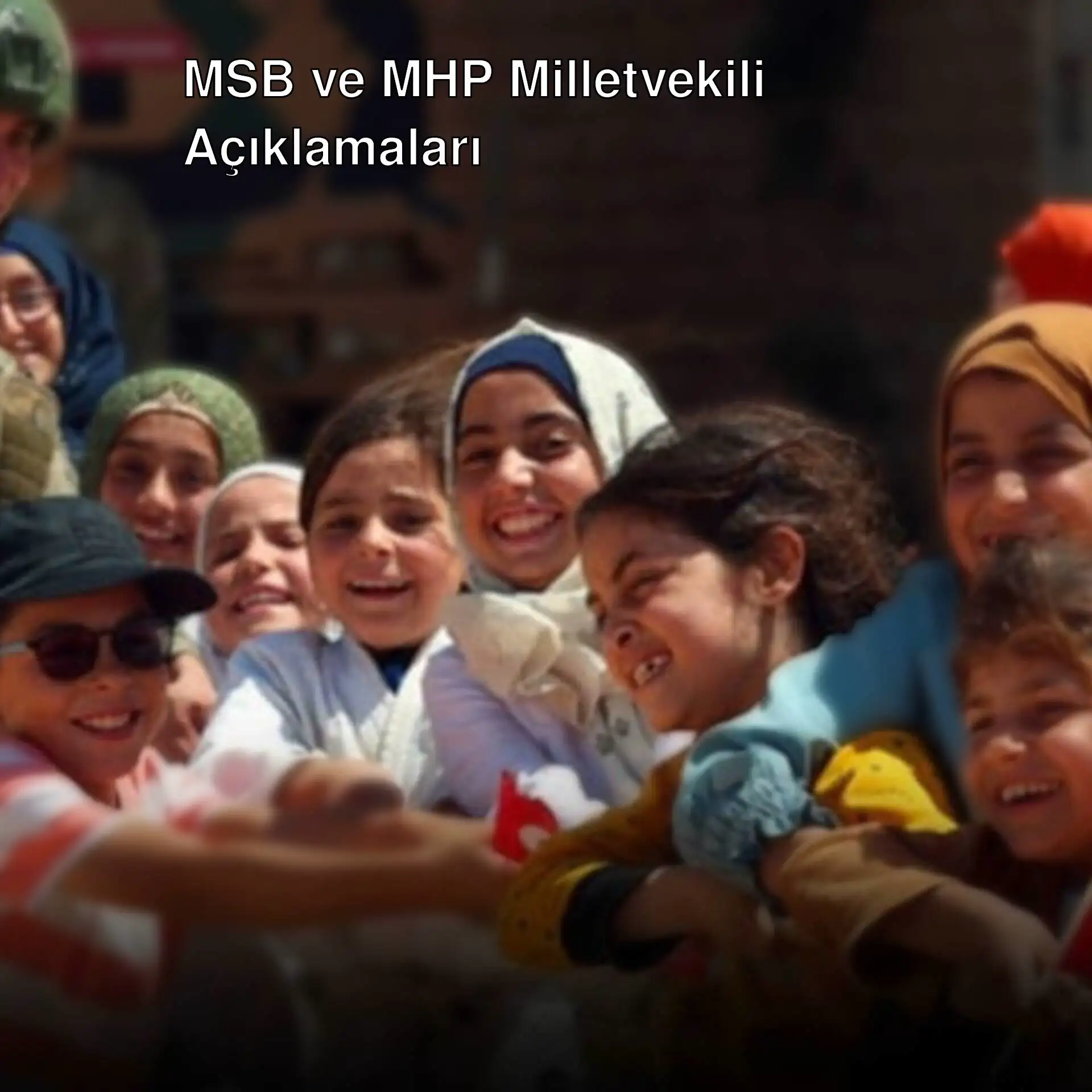 Bir grup çocuk gülümseyerek poz veriyor. Bir grup çocuk gülümseyerek poz veriyor.