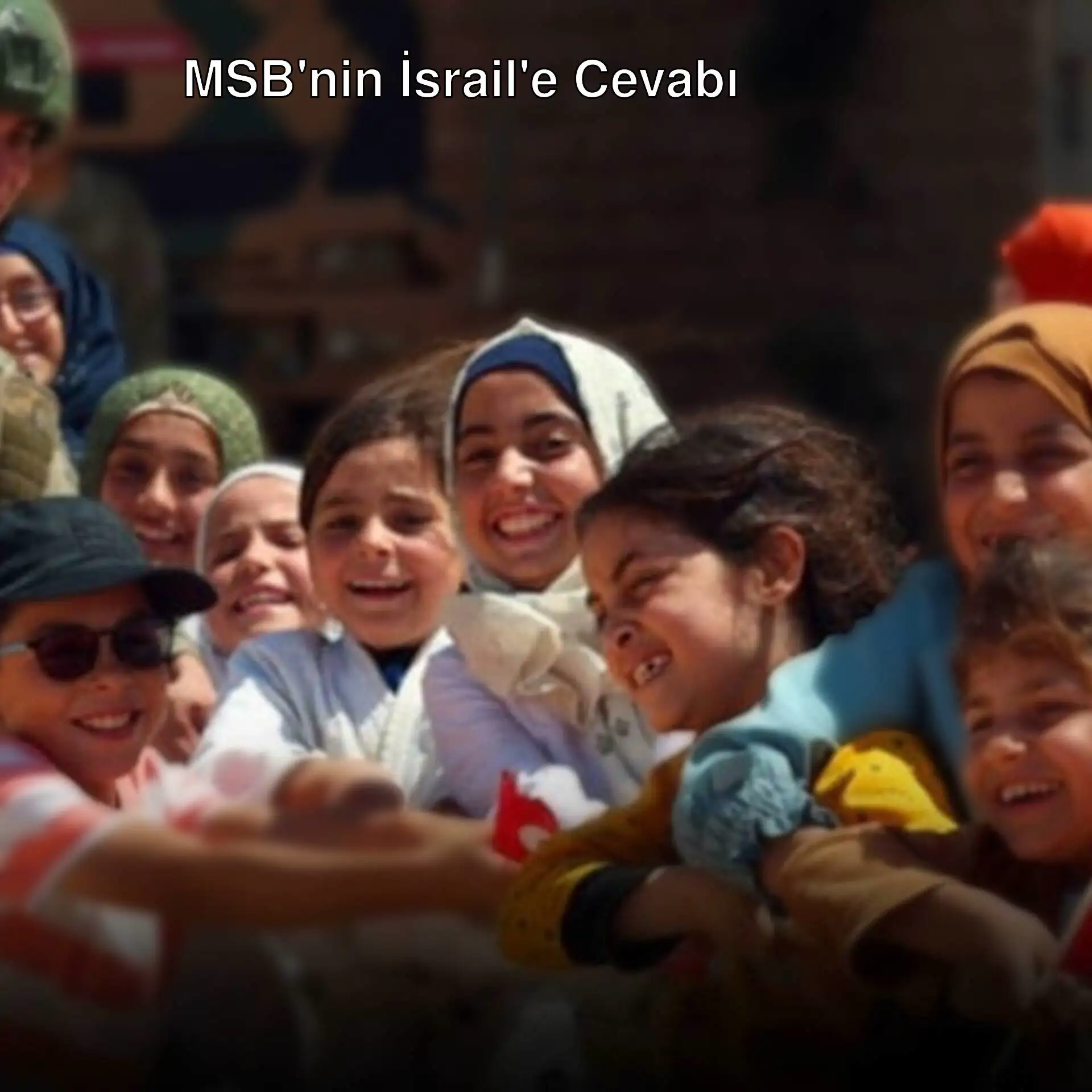 Bir grup çocuk gülümseyerek poz veriyor.