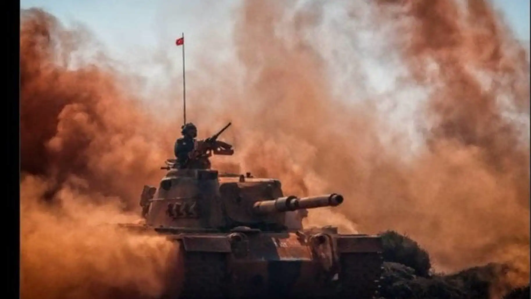 Bir tankın üstünde bayrakla birlikte görüntüsü.