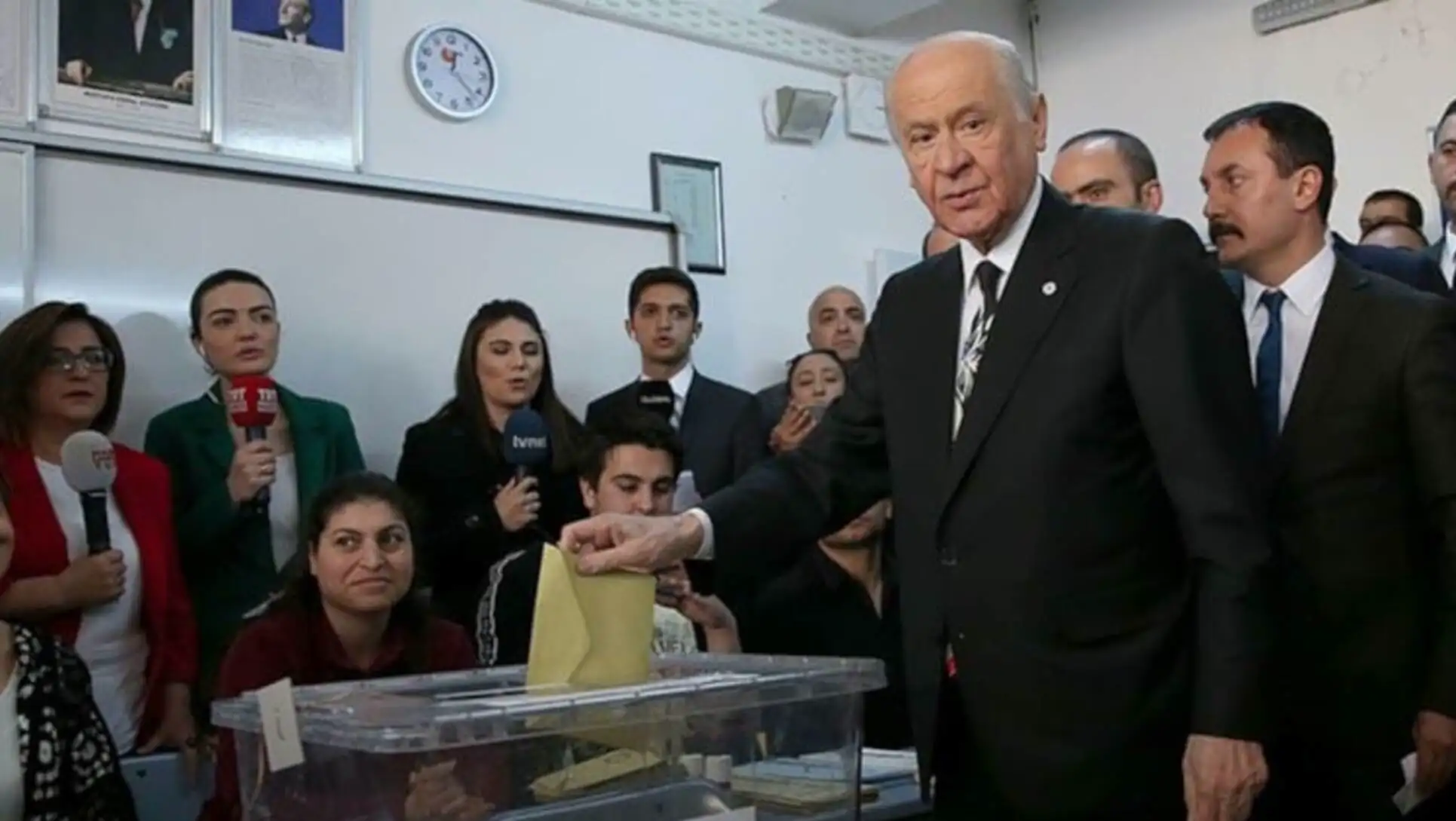 Seçim sandığına mektup atan bir adam.