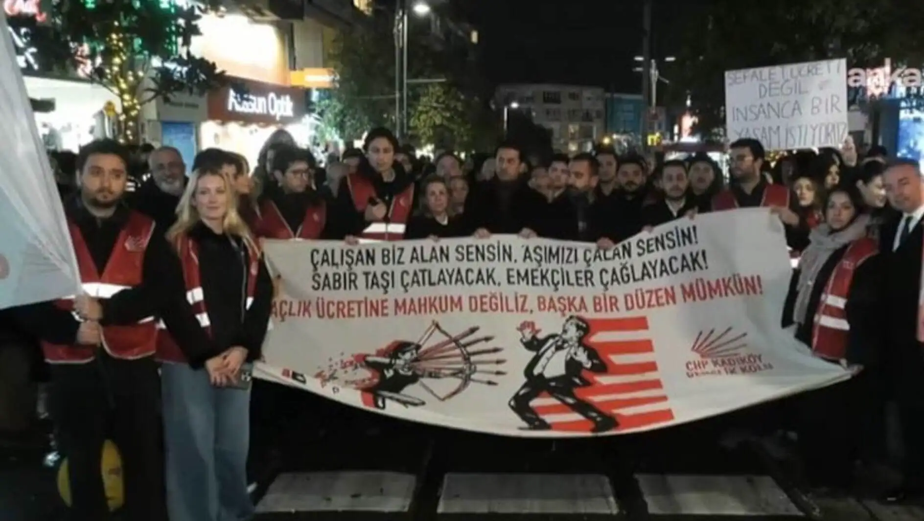 Bir grup insan pankart tutuyor.