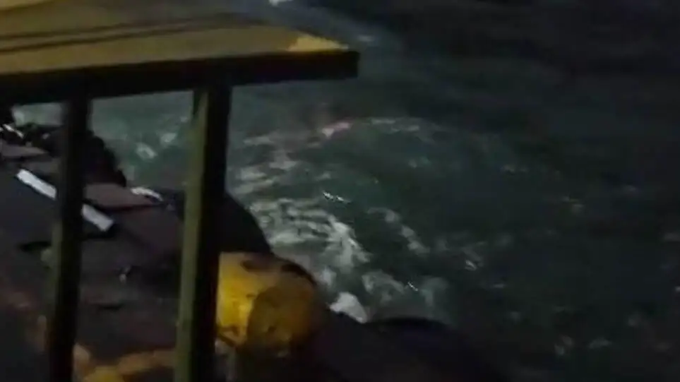 Büyük bir gemi su üzerinde.