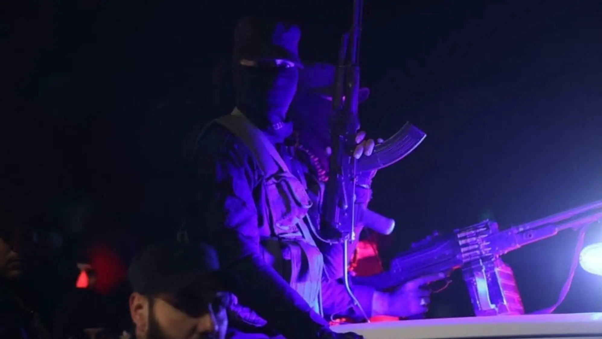 Suriye'de çatışmalara katılan bir grup insan. Suriye'de çatışmalara katılan bir grup insan.