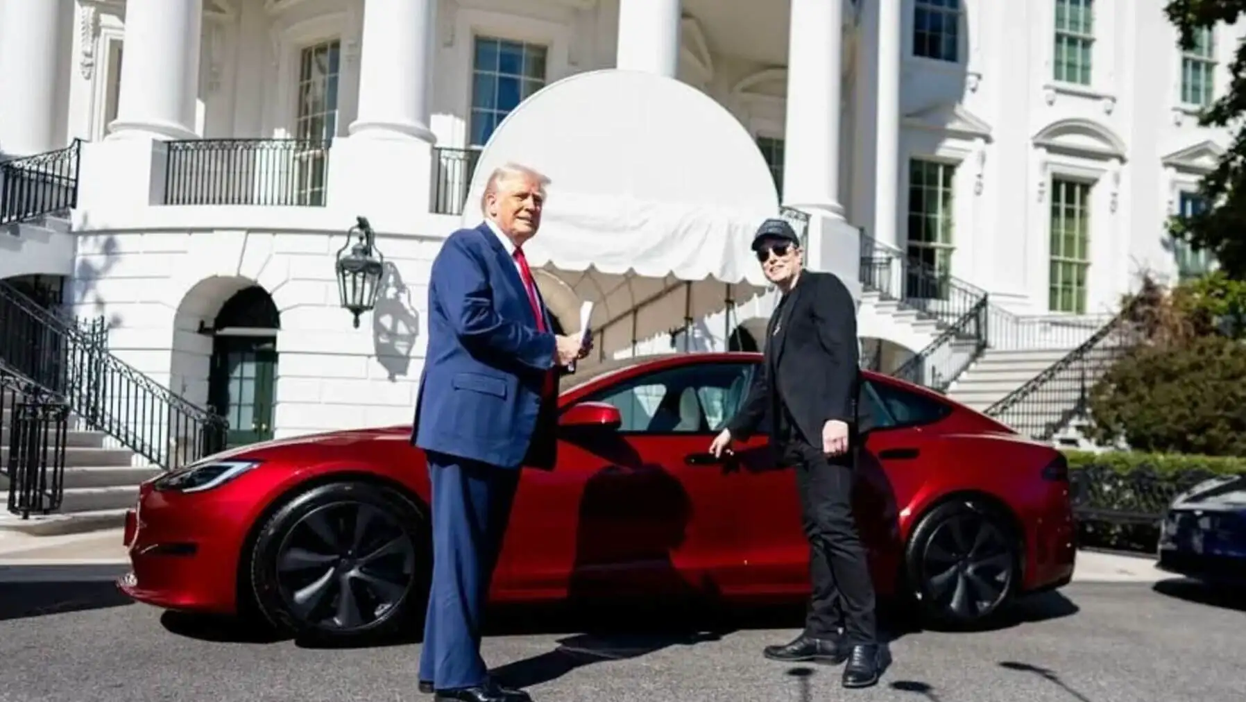 Trump, Musk ile birlikte Tesla'nın önünde poz veriyor. Trump, Musk ile birlikte Tesla'nın önünde poz veriyor.
