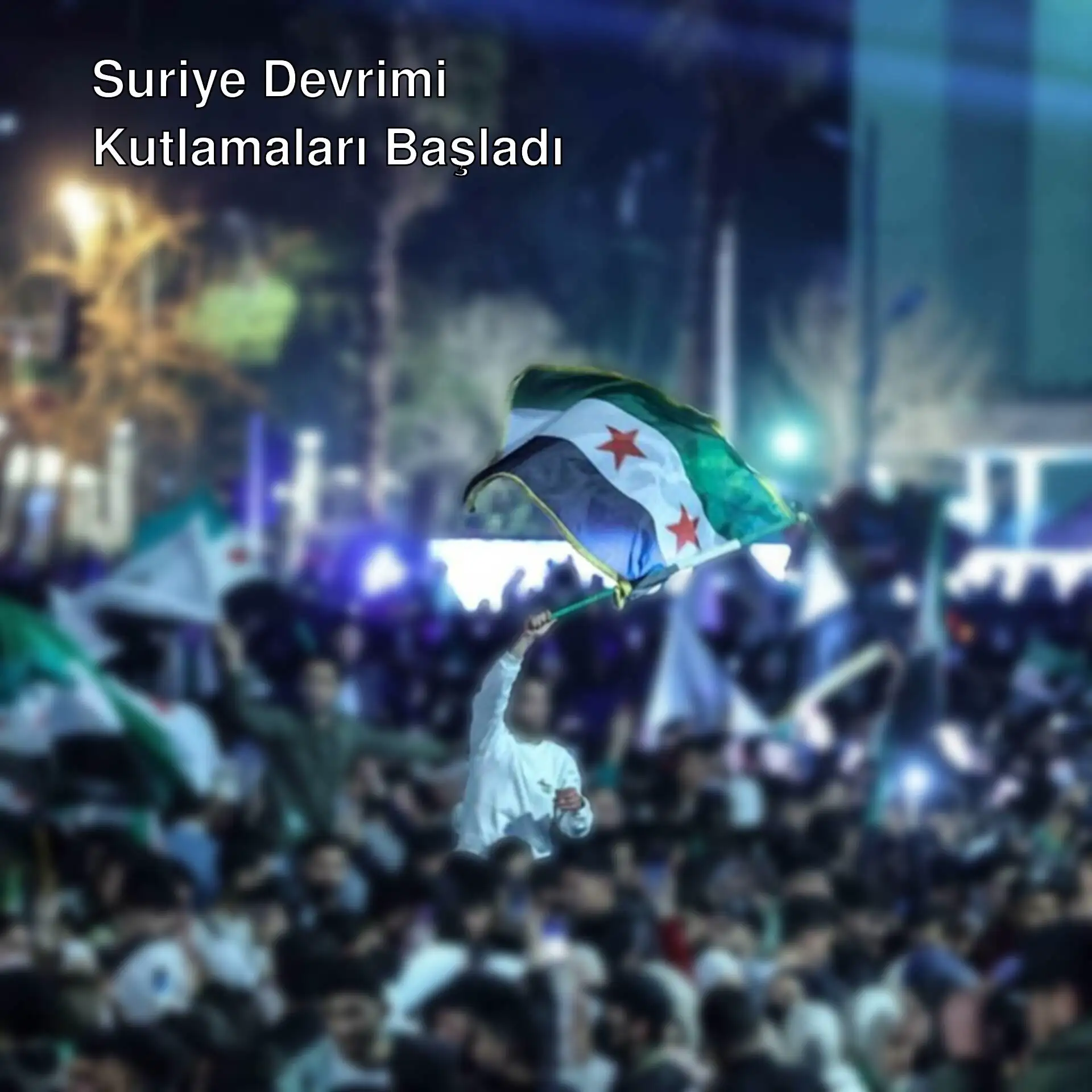 Suriye Devrimi kutlamalarında kalabalık bir grup.