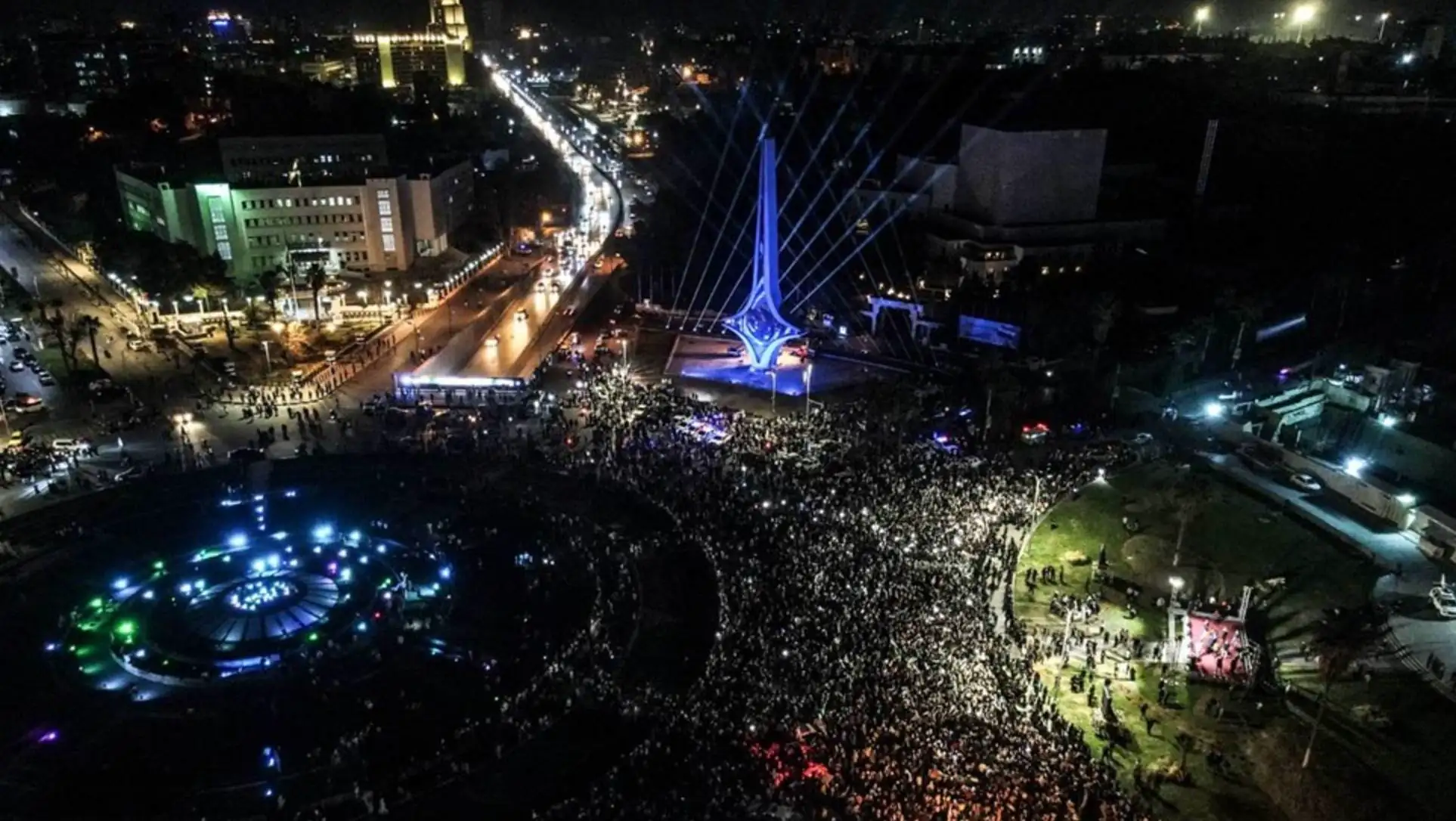 Kalabalık bir grup, konser alanında toplandı.