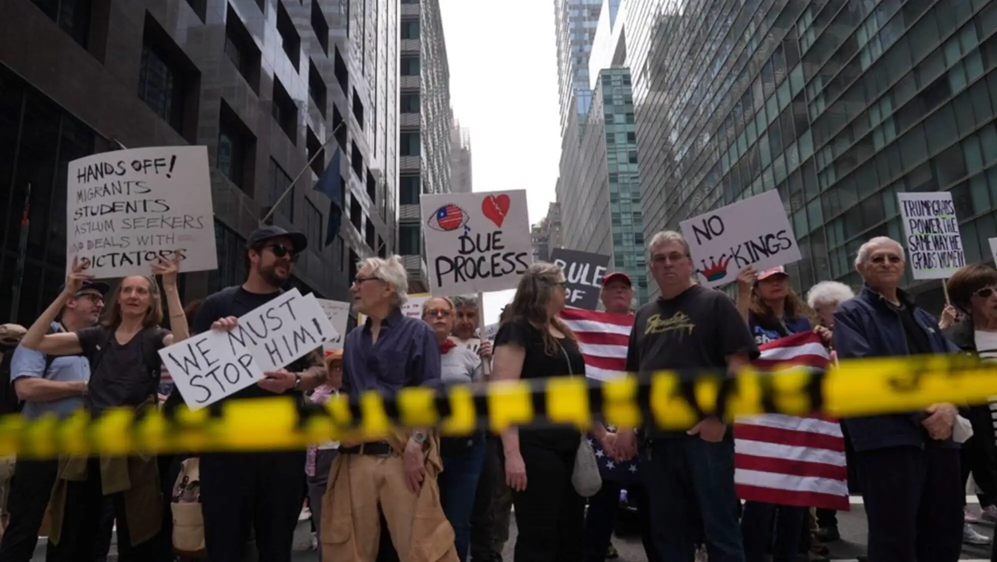 Göstericiler, Trump karşıtı dövizler taşıyarak yürüdü. Göstericiler, Trump karşıtı dövizler taşıyarak yürüdü.