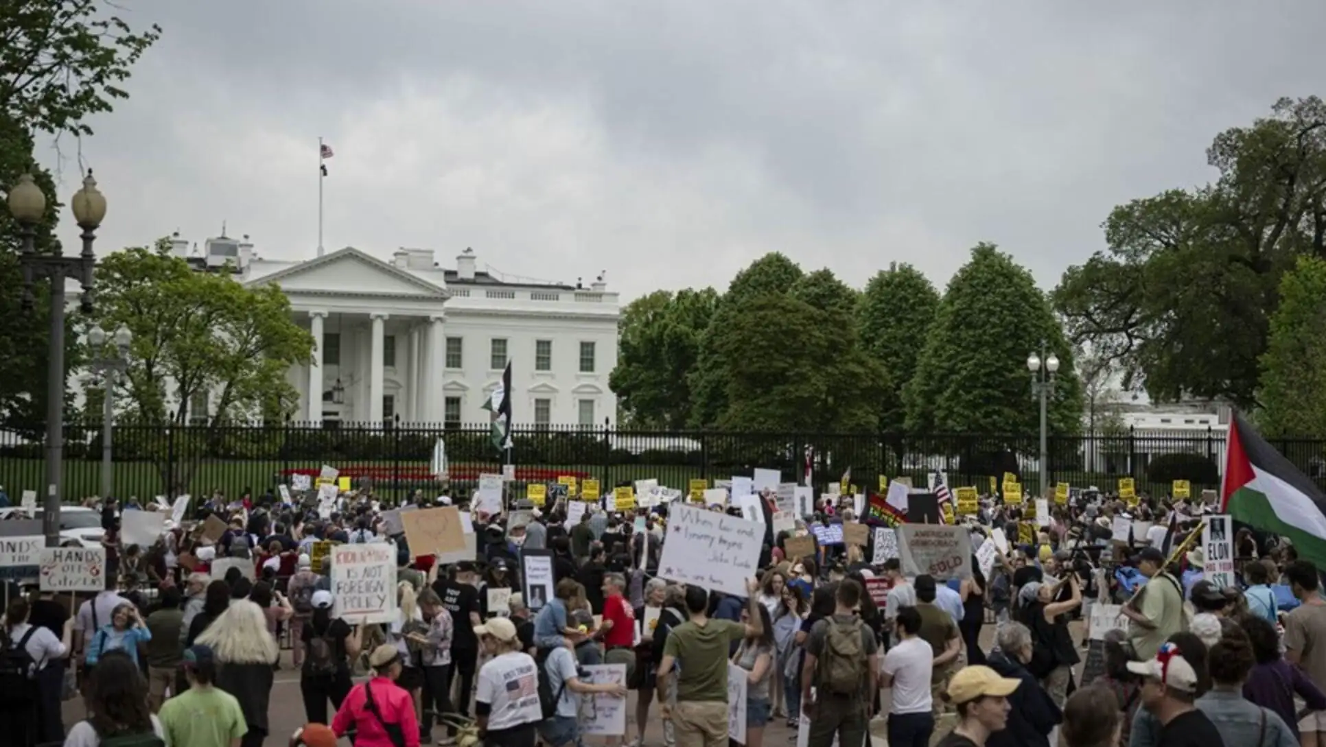 Protestocular, Trump yönetimini eleştiren pankartlar taşıdı. Protestocular, Trump yönetimini eleştiren pankartlar taşıdı.