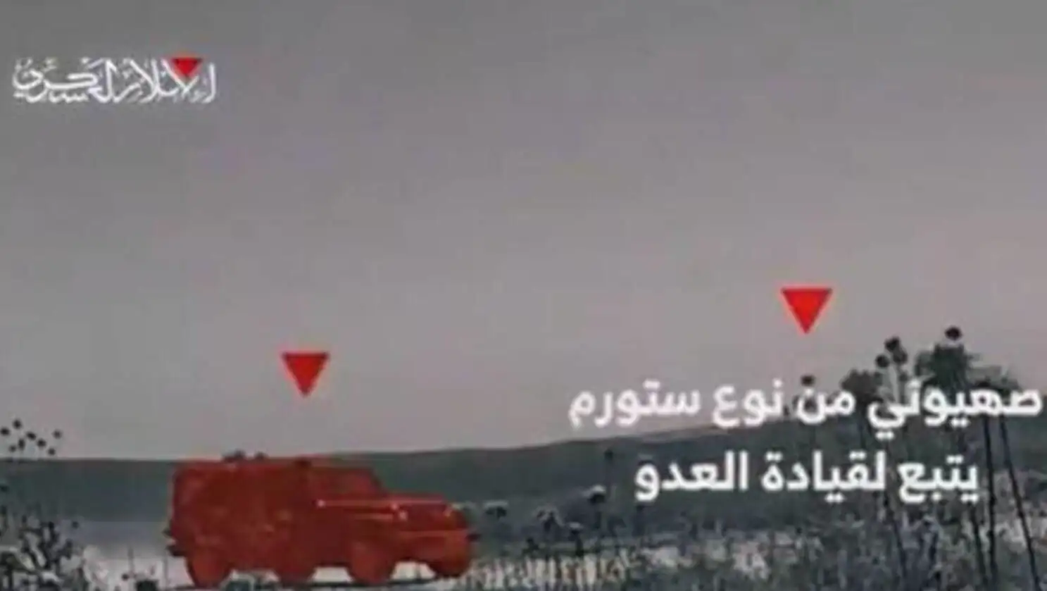 Kırmızı bir kamyon ve kırmızı dur işareti. Kırmızı bir kamyon ve kırmızı dur işareti.