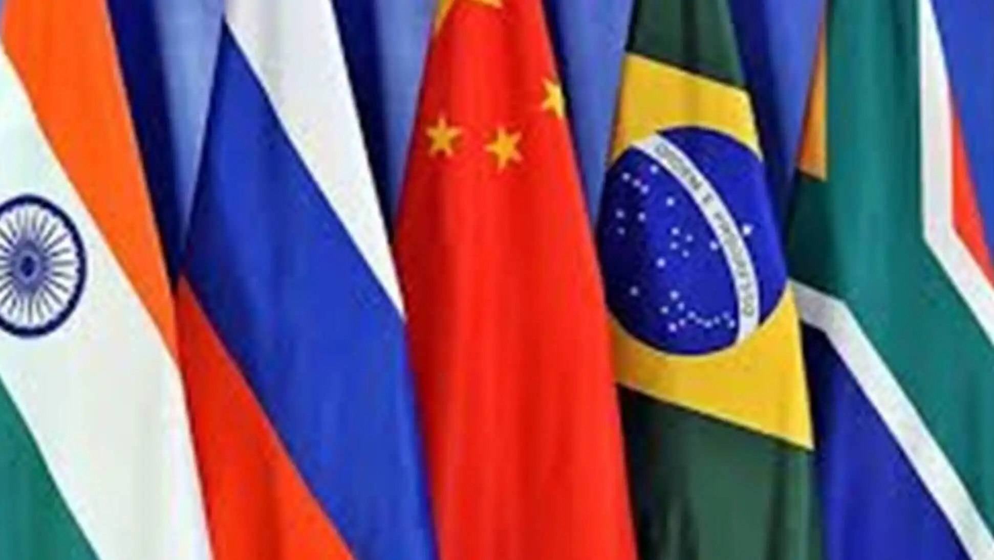 BRICS zirvesinde ülkelerin bayrakları. BRICS zirvesinde ülkelerin bayrakları.