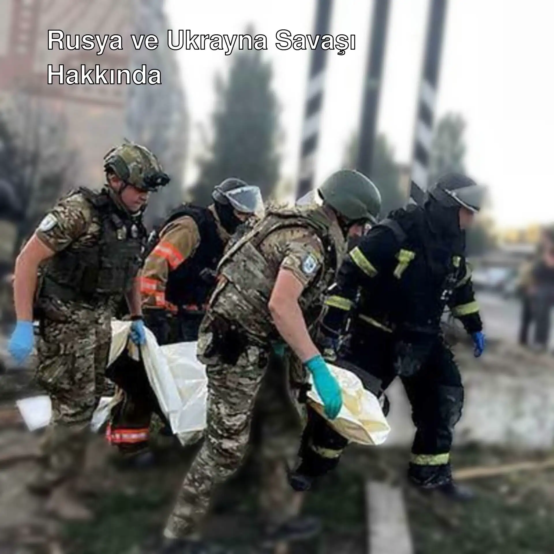 Askeri üniformalı bir grup insan