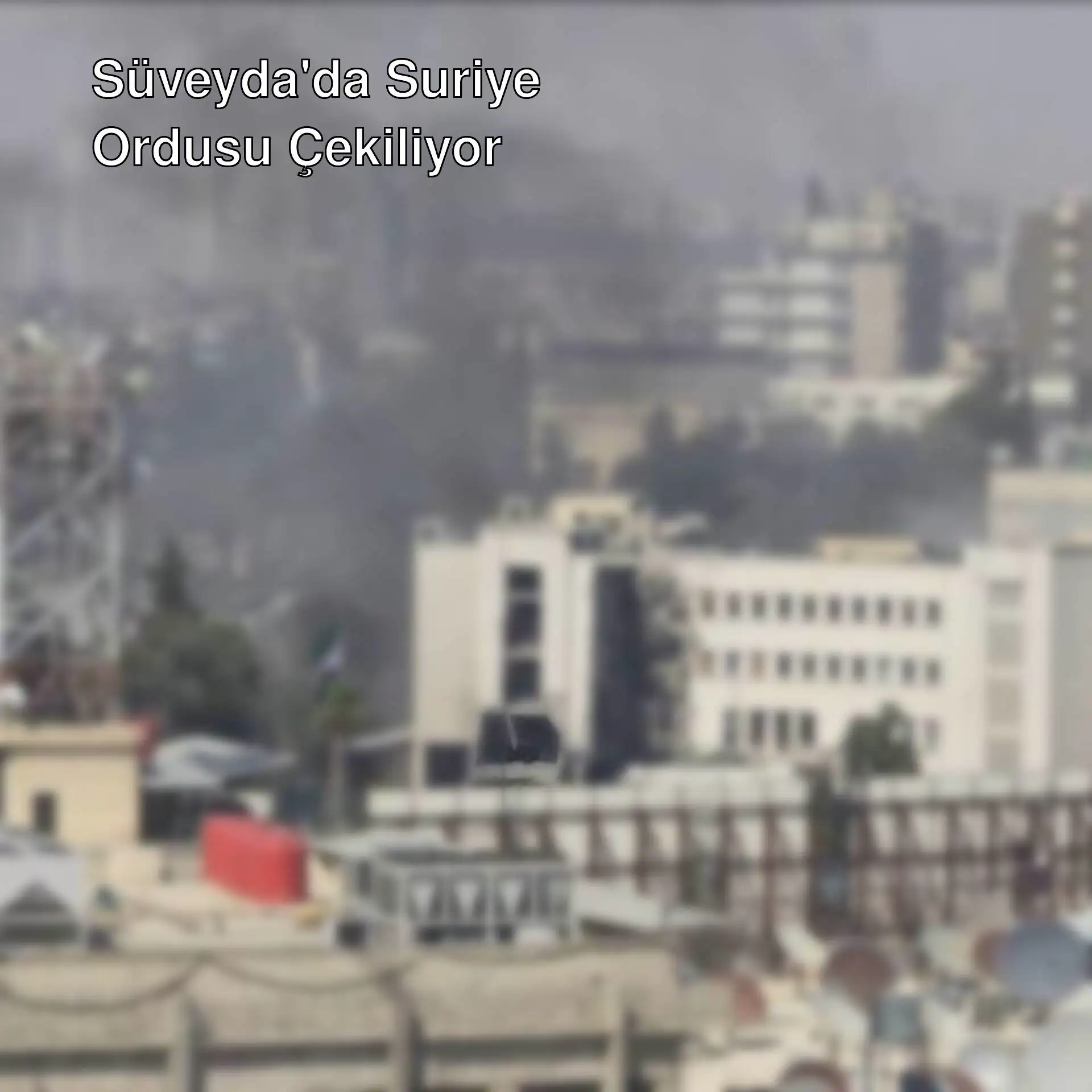 Süveyda'da duman çıkan bir şehir görüntüsü. Süveyda'da duman çıkan bir şehir görüntüsü.