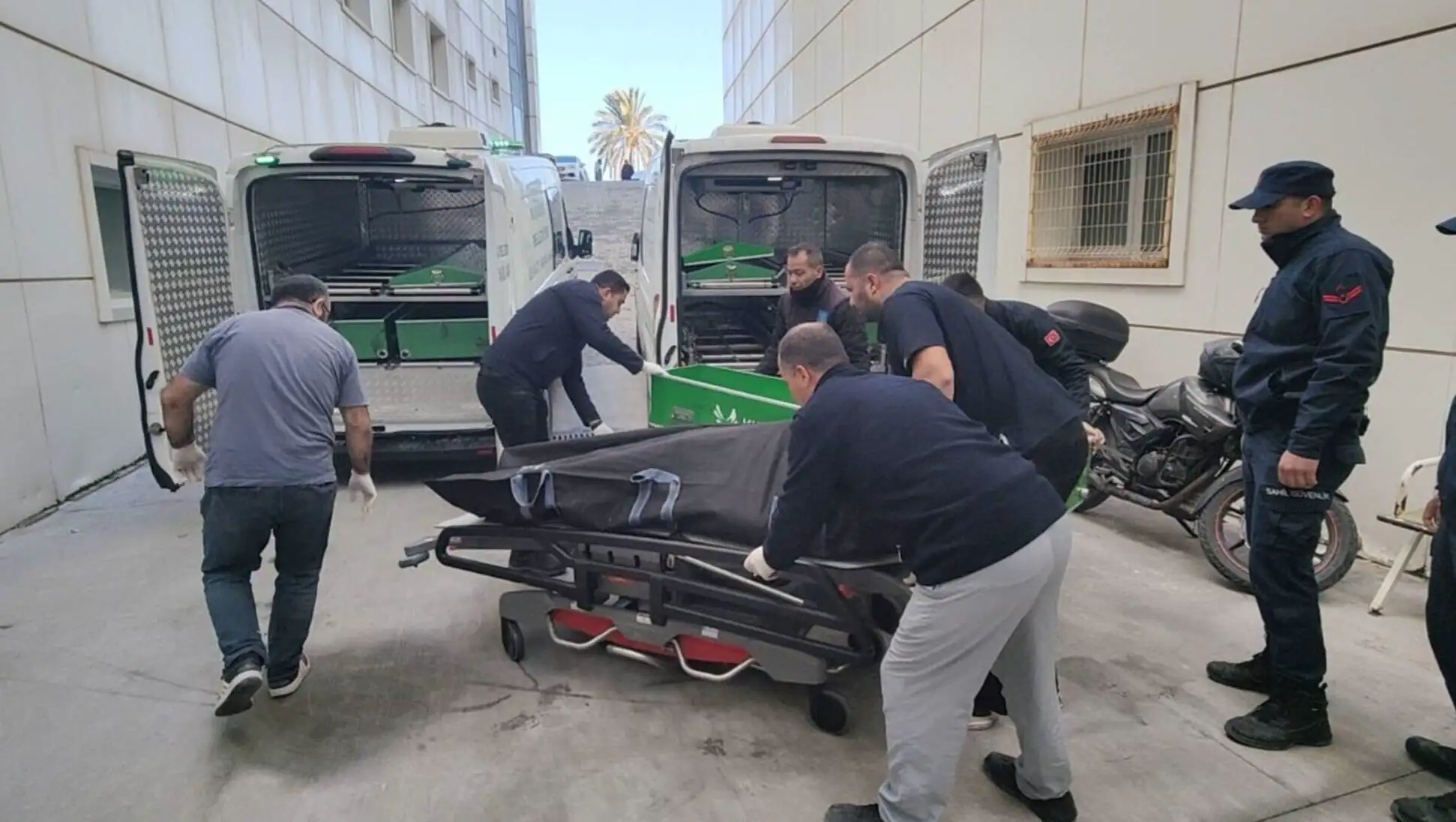Selçuk ilçesindeki sahilden bota binerek Yunanistan'a gitmek üzere açılan 6 göçmen suya düşerek hayatını kaybetti. Selçuk ilçesindeki sahilden bota binerek Yunanistan'a gitmek üzere açılan 6 göçmen suya düşerek hayatını kaybetti.