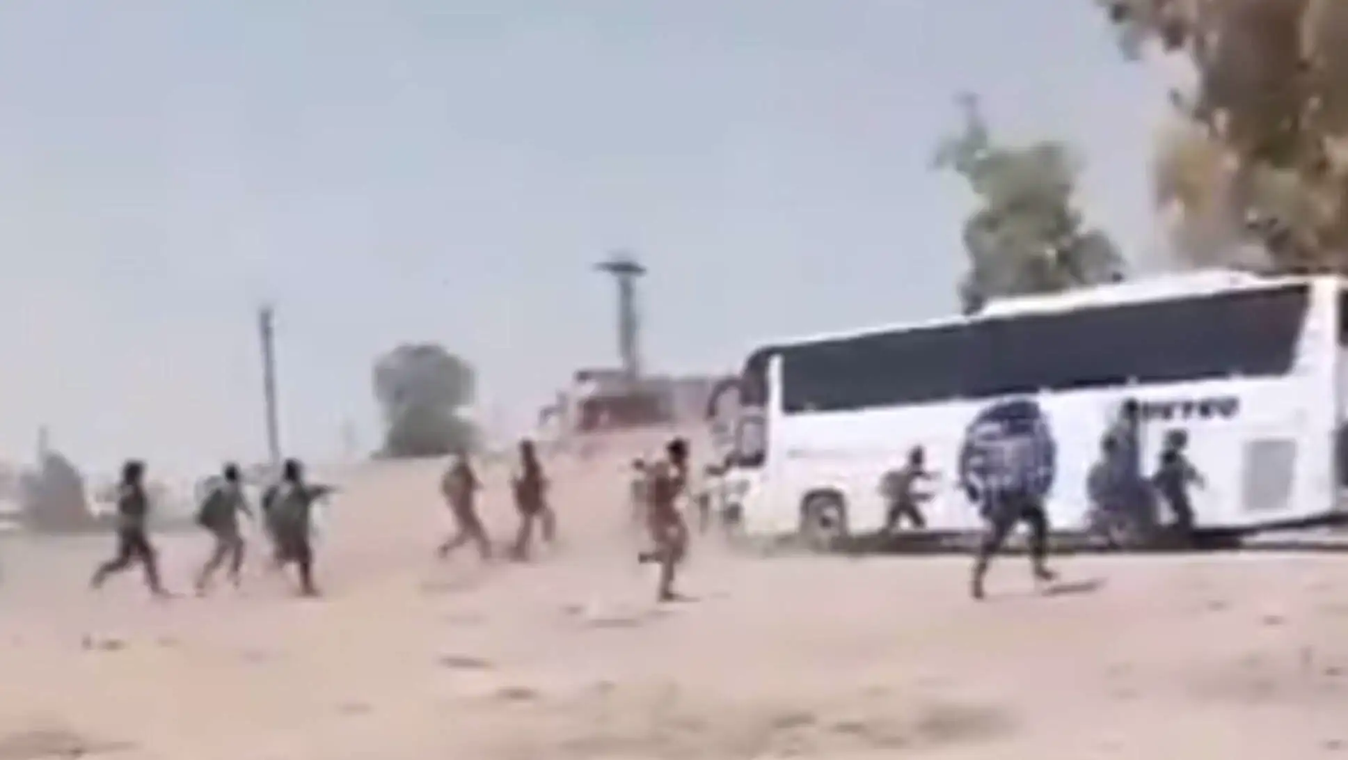 Çatışmalar sırasında bir grup insanın çöl ortamında koştuğu bir görüntü.
