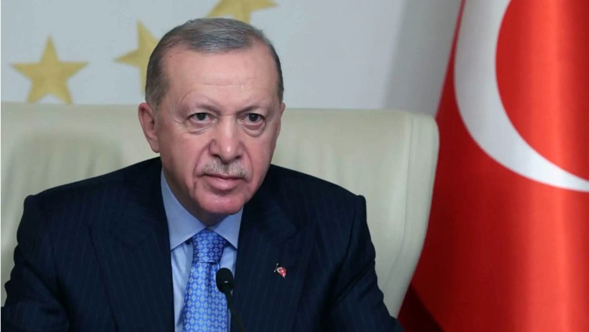 Bir adam takım elbise ve kravat giymiş. Bir adam takım elbise ve kravat giymiş.