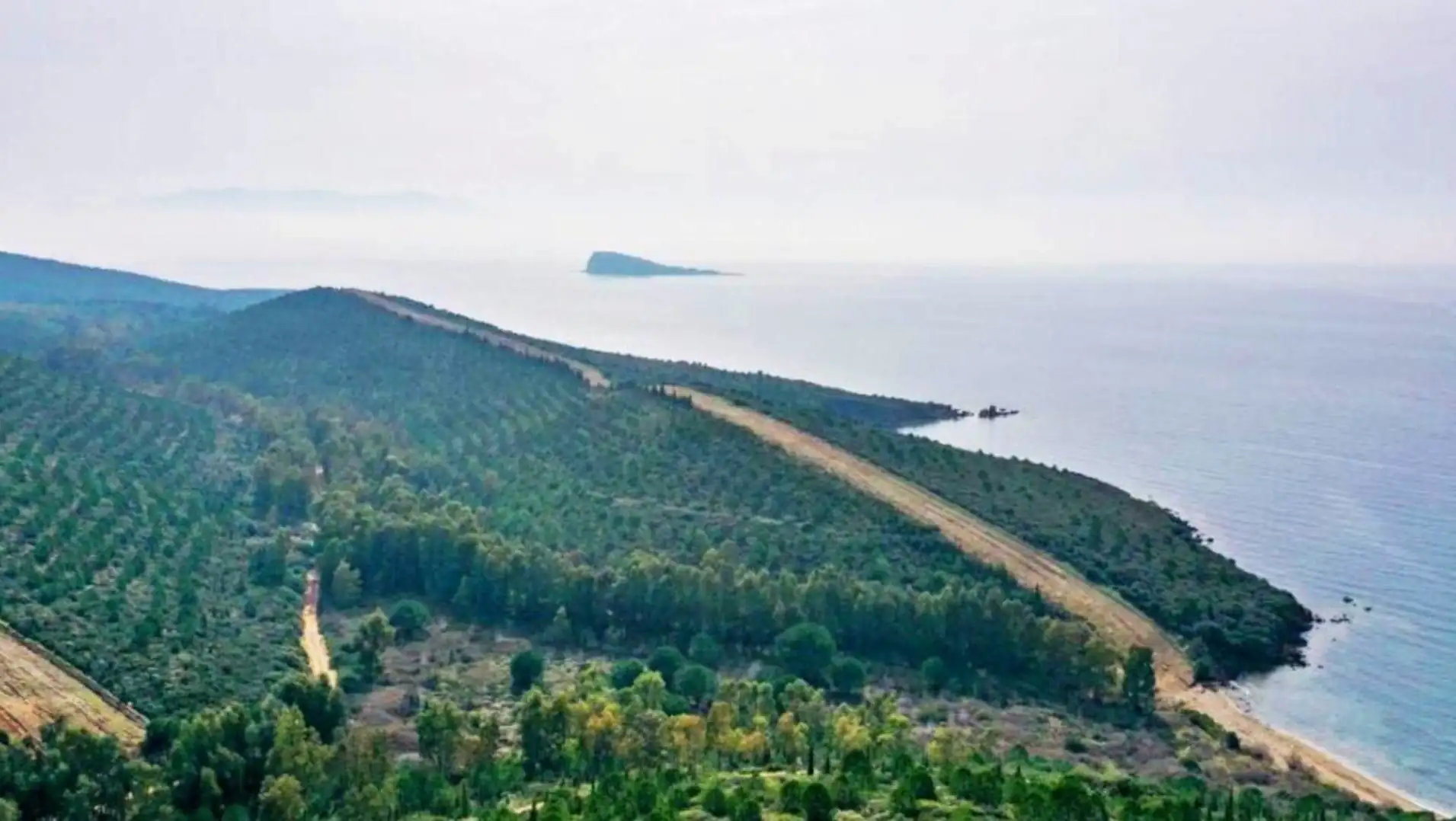 Bir yol ve ağaçlarla çevrili bir manzara. Bir yol ve ağaçlarla çevrili bir manzara.