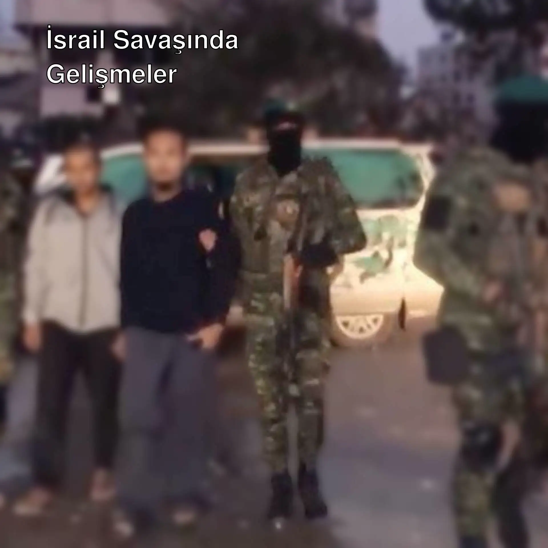 İsrail savaşında bir grup insan bir arabanın önünde duruyor. İsrail savaşında bir grup insan bir arabanın önünde duruyor.