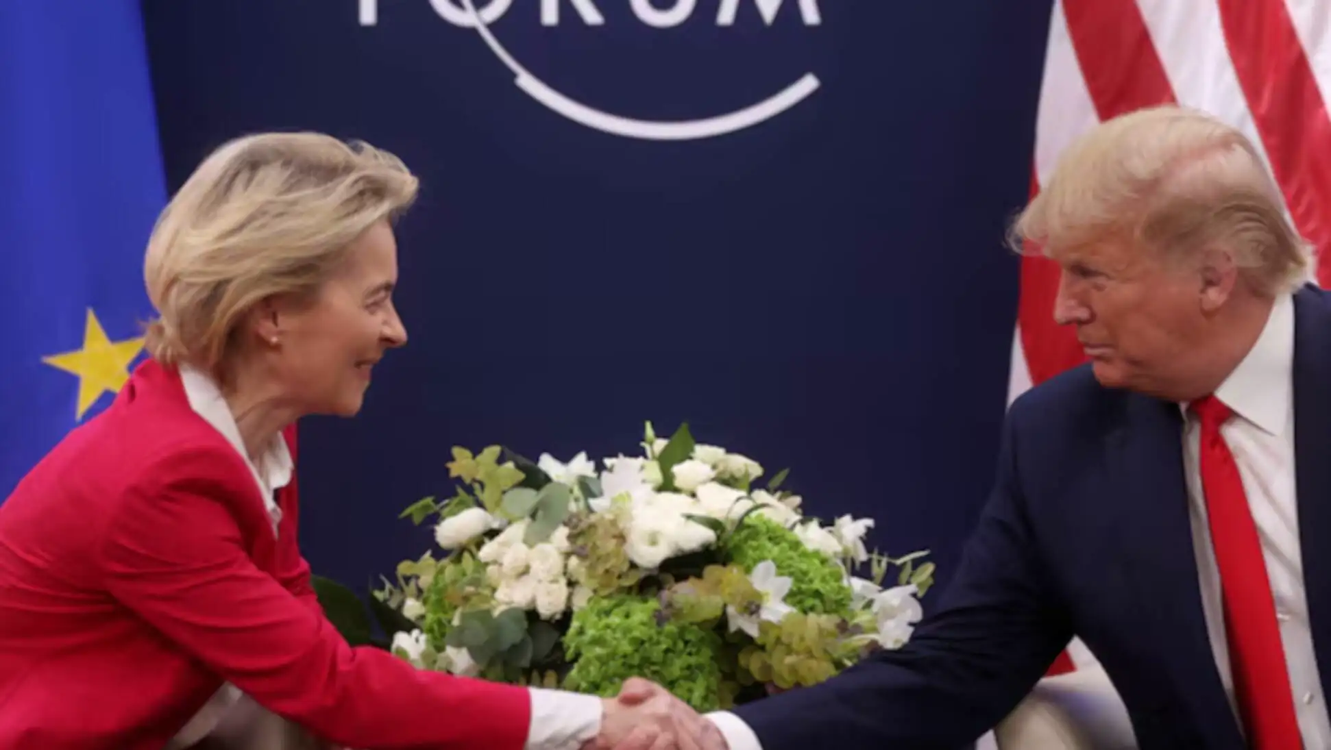 ABD Başkanı Trump ve AB Komisyonu Başkanı von der Leyen el sıkışıyor. ABD Başkanı Trump ve AB Komisyonu Başkanı von der Leyen el sıkışıyor.