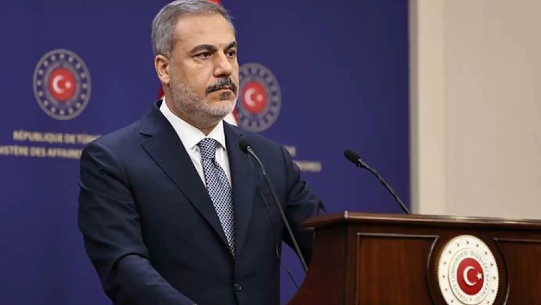 Dışişleri Bakanı Hakan Fidan, podiumda konuşma yapıyor.