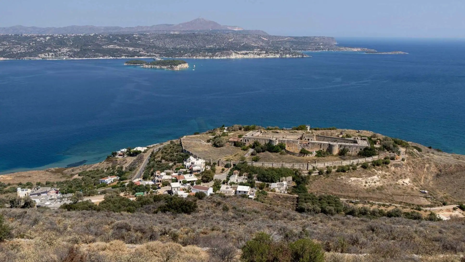Ege Denizi'nde Yunan ordusuna ait bir gemi. Ege Denizi'nde Yunan ordusuna ait bir gemi.