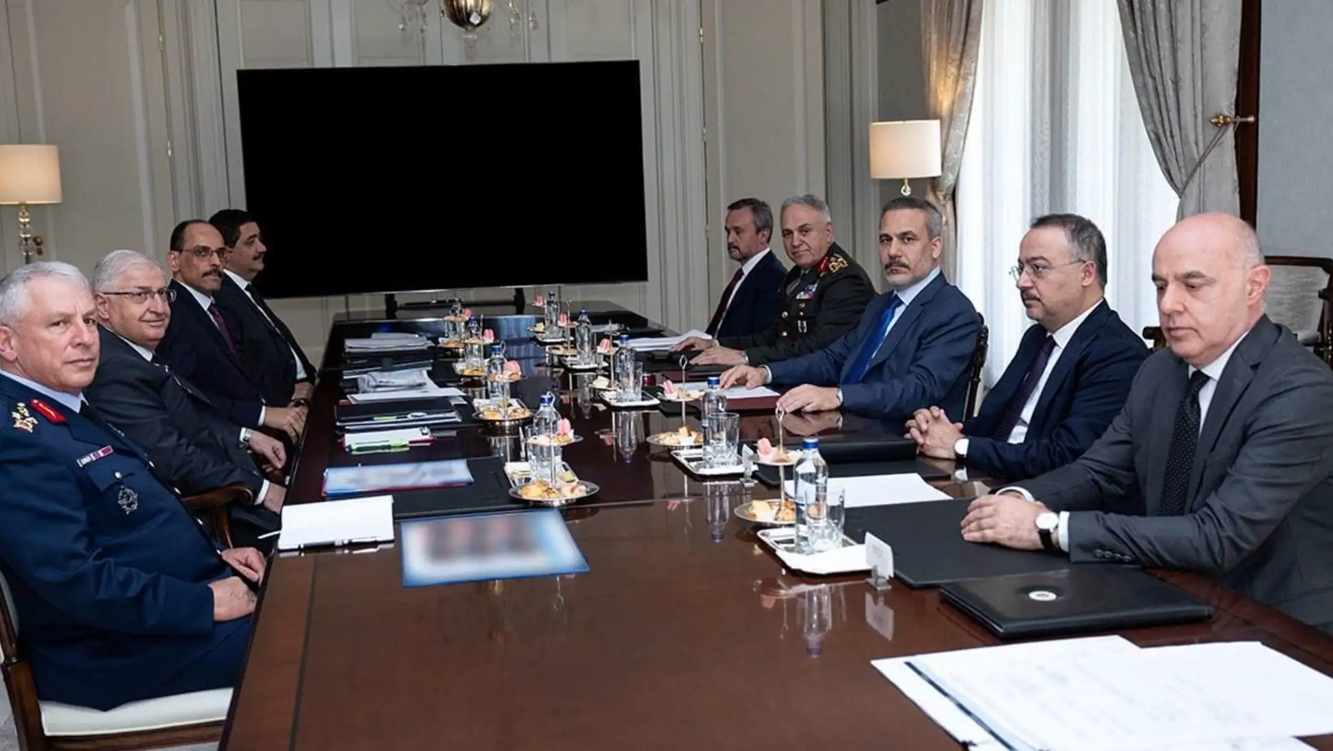 Dışişleri Bakanı Hakan Fidan ve diğer katılımcılar toplantıda. Dışişleri Bakanı Hakan Fidan ve diğer katılımcılar toplantıda.