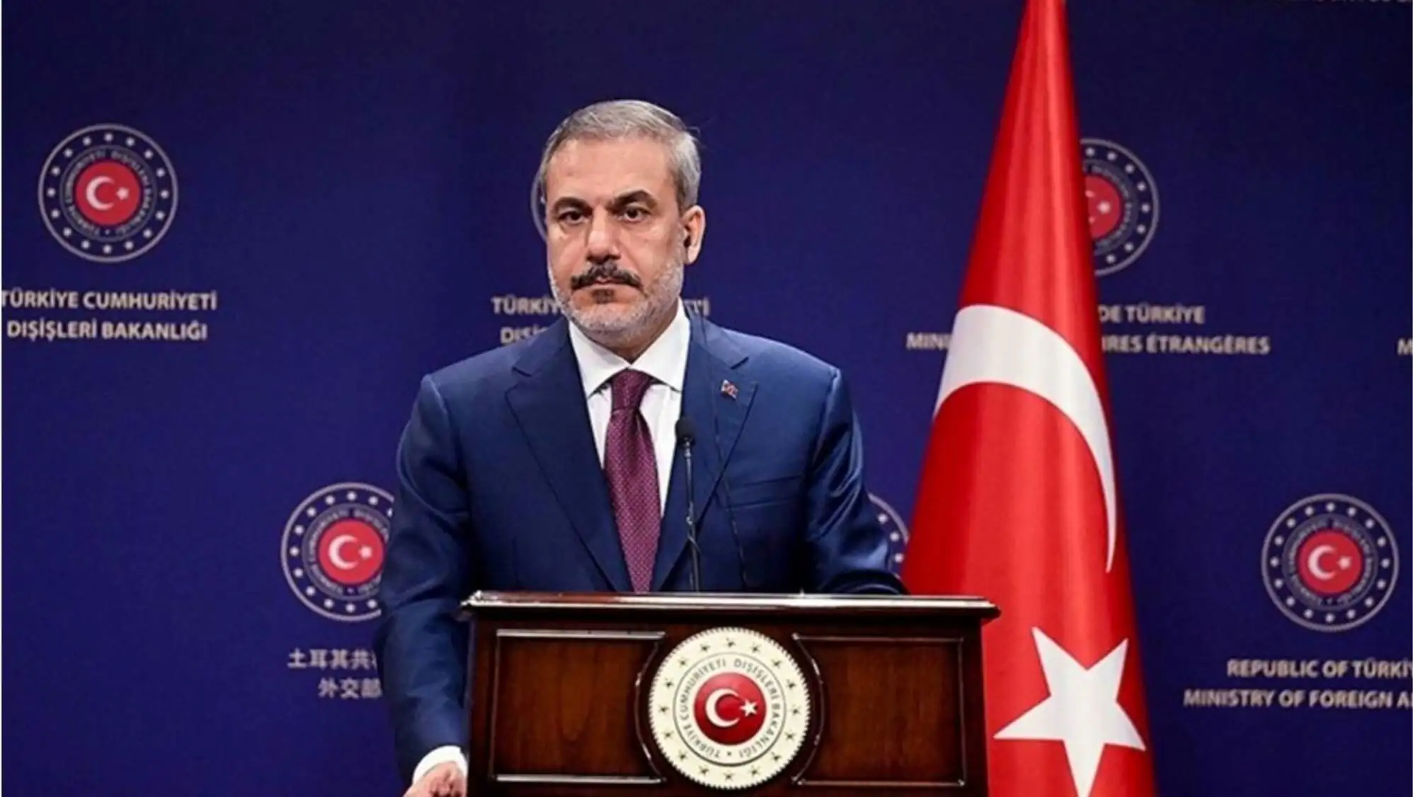 Dışişleri Bakanı Hakan Fidan, bir podiumda konuşma yapıyor. Dışişleri Bakanı Hakan Fidan, bir podiumda konuşma yapıyor.