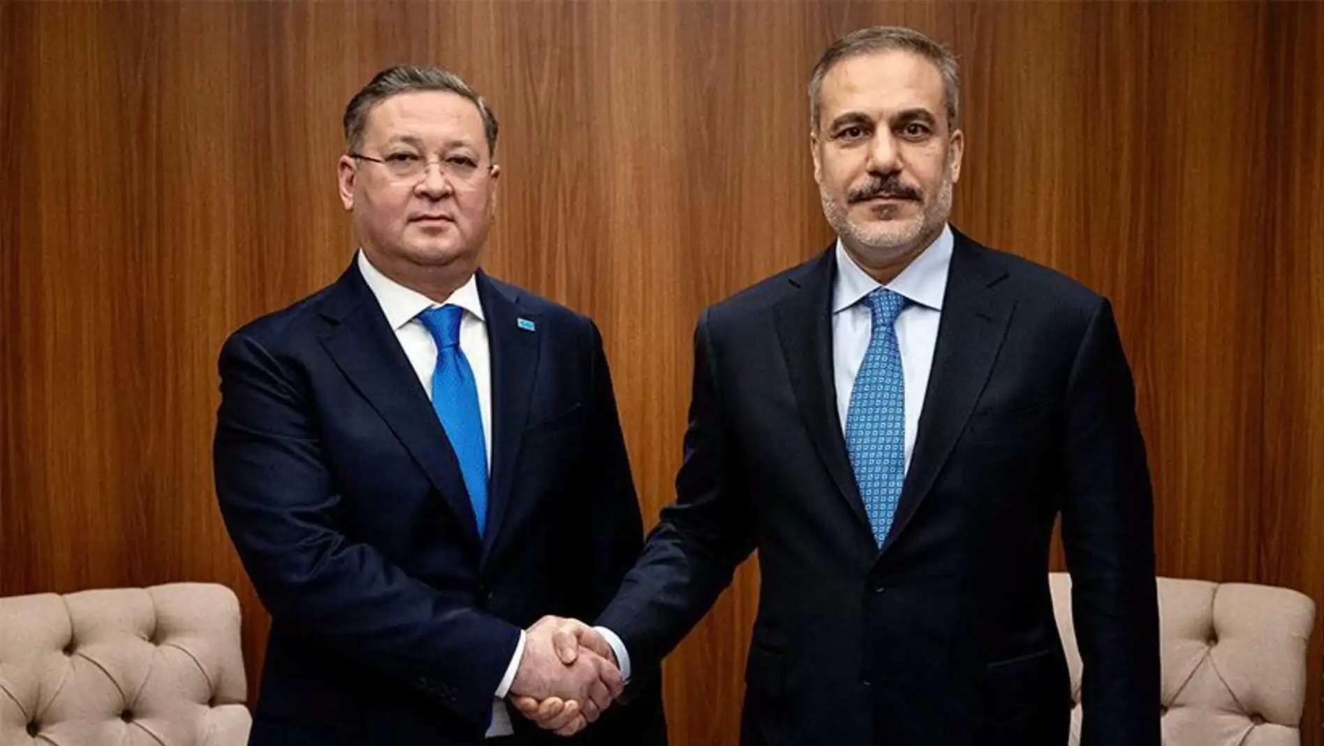 Dışişleri Bakanı Hakan Fidan, Mısır Dışişleri Bakanı ile el sıkışıyor. Dışişleri Bakanı Hakan Fidan, Mısır Dışişleri Bakanı ile el sıkışıyor.