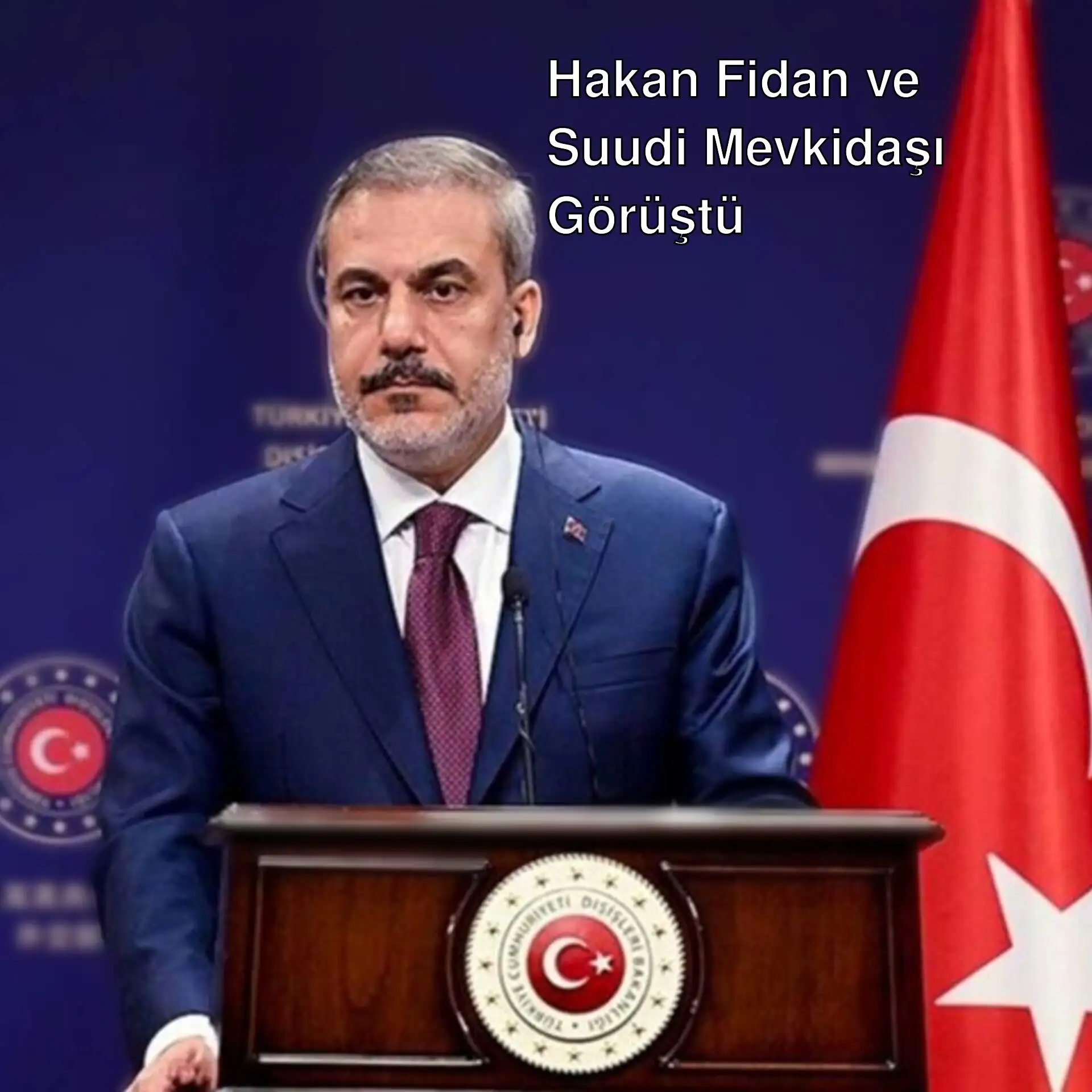 Dışişleri Bakanı Hakan Fidan, podiumda duruyor. Dışişleri Bakanı Hakan Fidan, podiumda duruyor.
