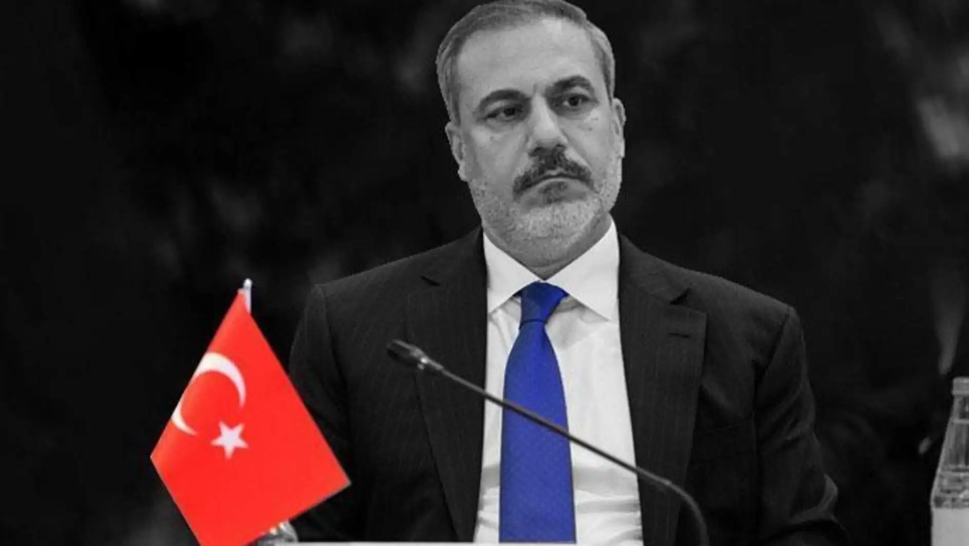 Dışişleri Bakanı Hakan Fidan, takım elbise giymiş bir adam. Dışişleri Bakanı Hakan Fidan, takım elbise giymiş bir adam.