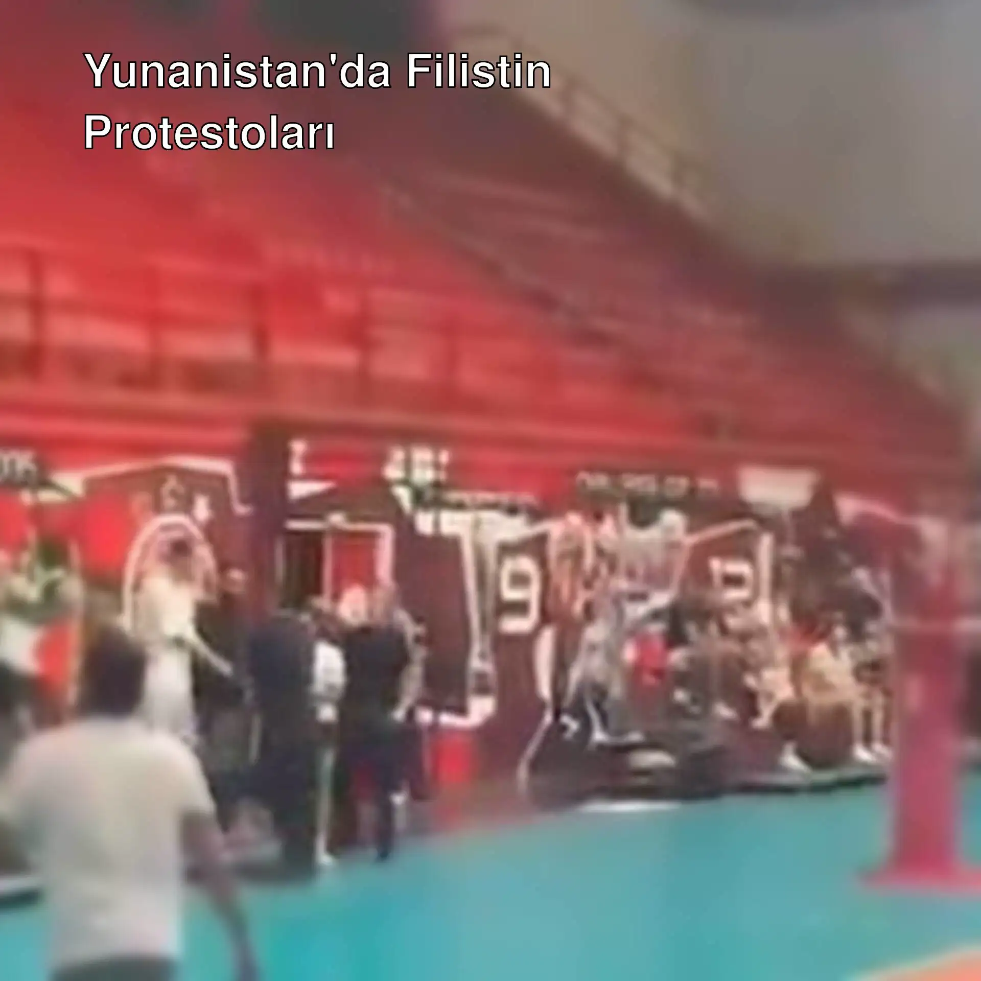 Yunanistan'da bir stadyumda protesto yapan grup. Yunanistan'da bir stadyumda protesto yapan grup.
