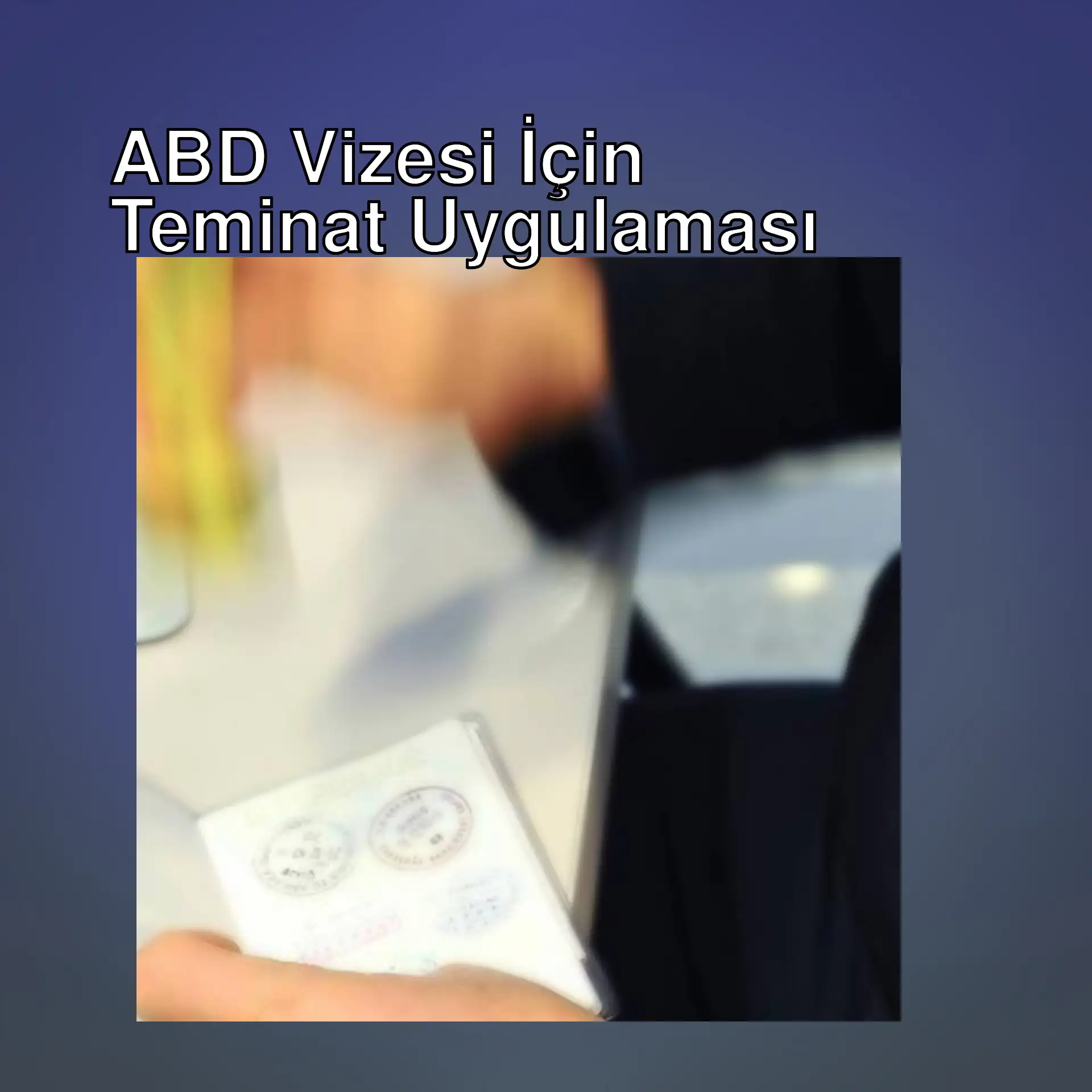 Bir kişi pasaport tutuyor.