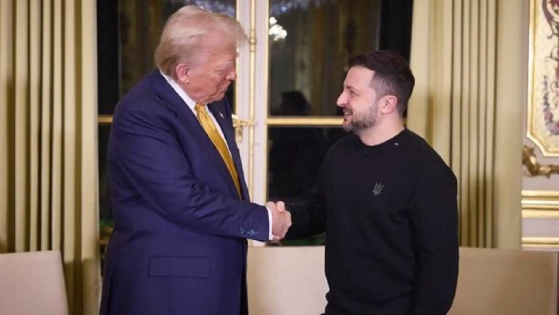 Zelenski and Trump shaking hands.