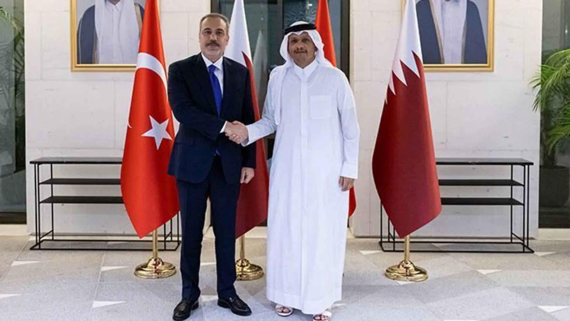Dışişleri Bakanı Hakan Fidan ve Katar Başbakanı el Sani, el sıkışıyor. Dışişleri Bakanı Hakan Fidan ve Katar Başbakanı el Sani, el sıkışıyor.