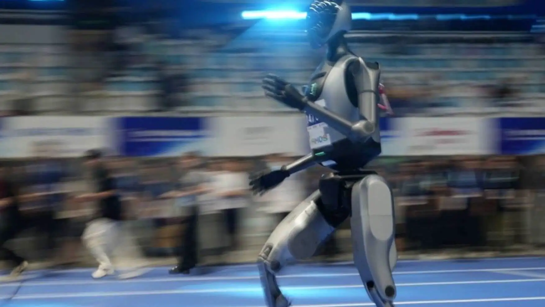 Bir robot pistte koşuyor. Bir robot pistte koşuyor.
